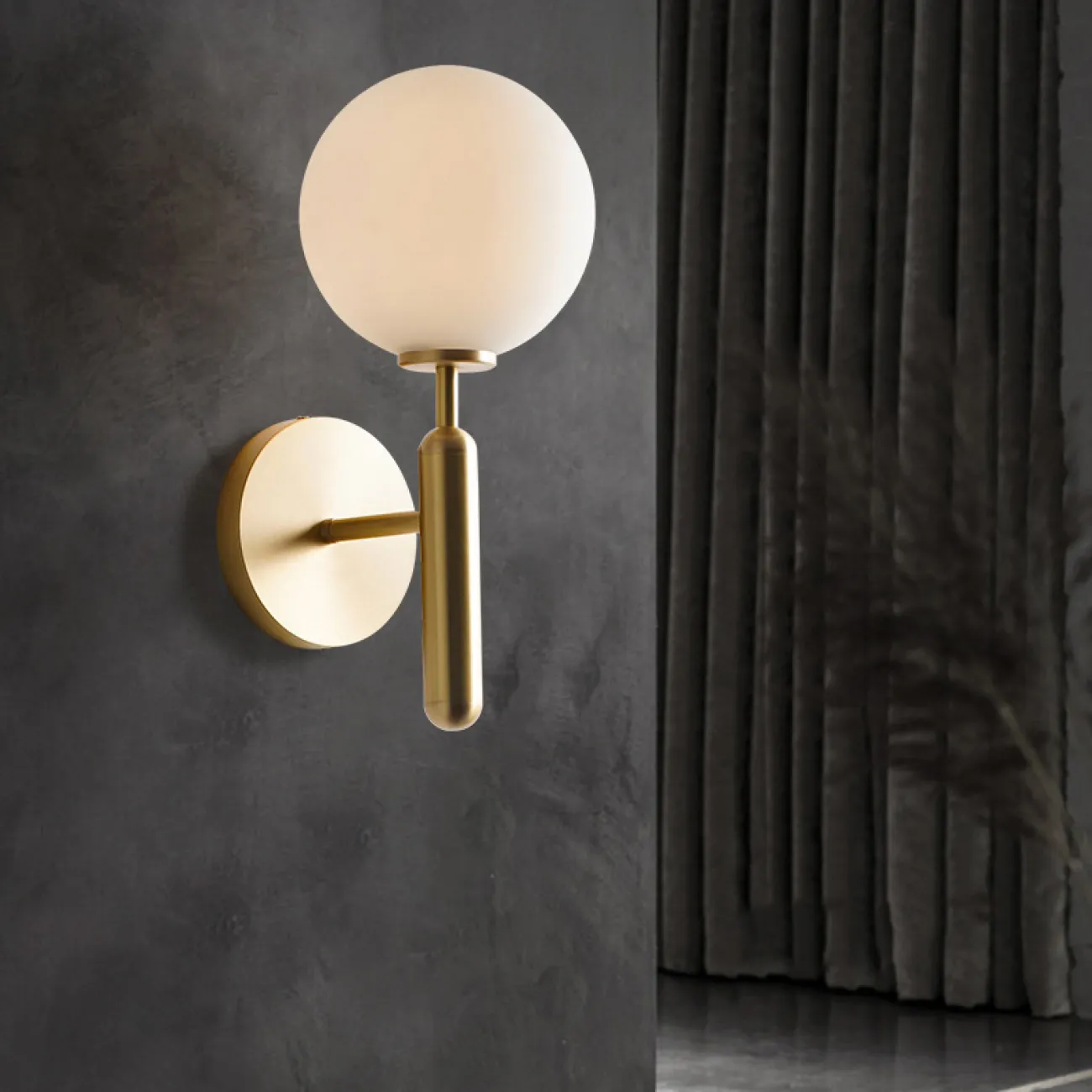 Настенный светильник с шарообразным плафоном из стекла POLARIS WALL Transparent