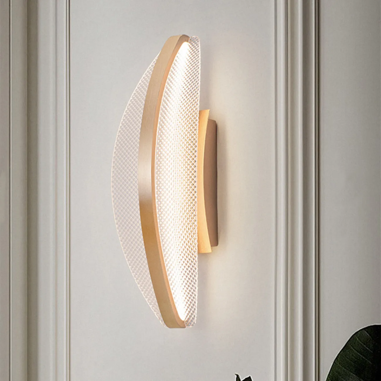 Настенный светодиодный светильник с изогнутым рельефным рассеивателем листовидной формы CASPIAN WALL