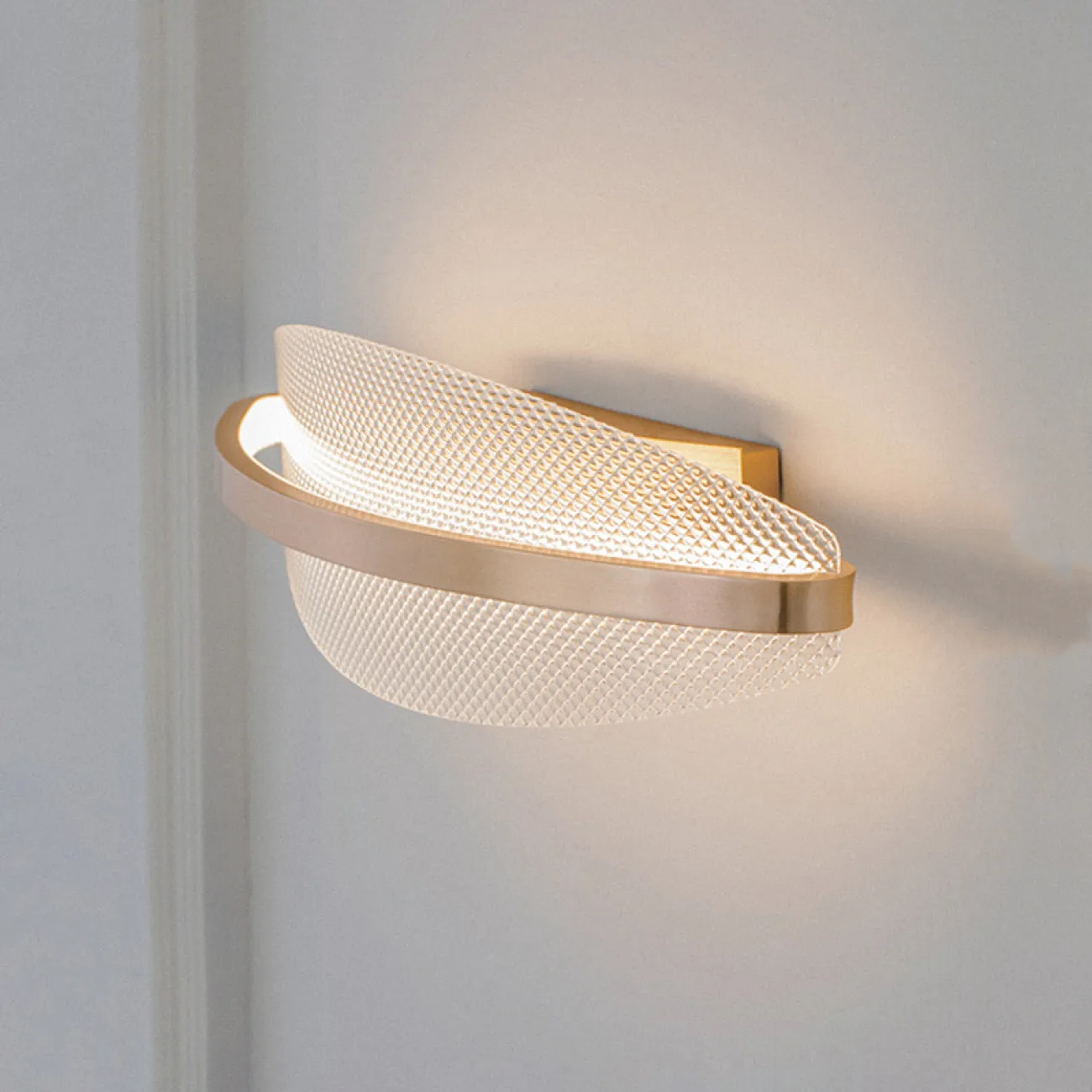 Настенный светодиодный светильник с изогнутым рельефным рассеивателем листовидной формы CASPIAN WALL