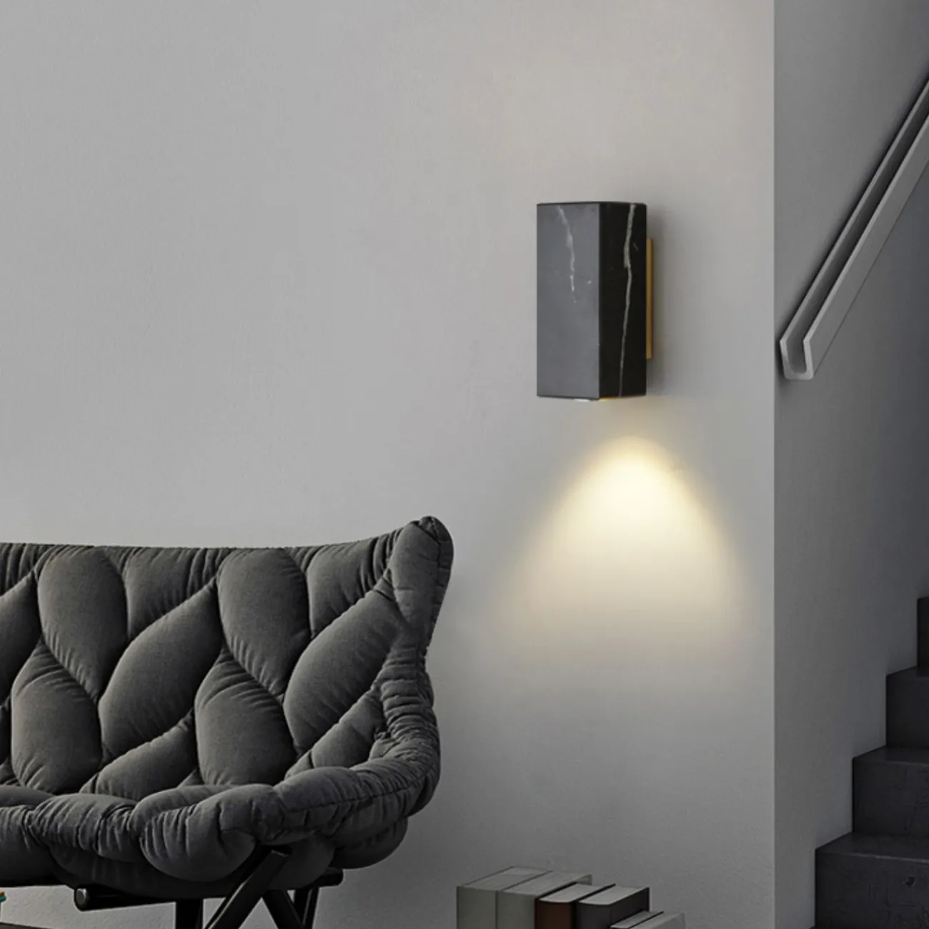 Серия настенных светильников с плафонами в виде мраморных слитков на прямоугольном креплении оттенка латунь MYTH B Green