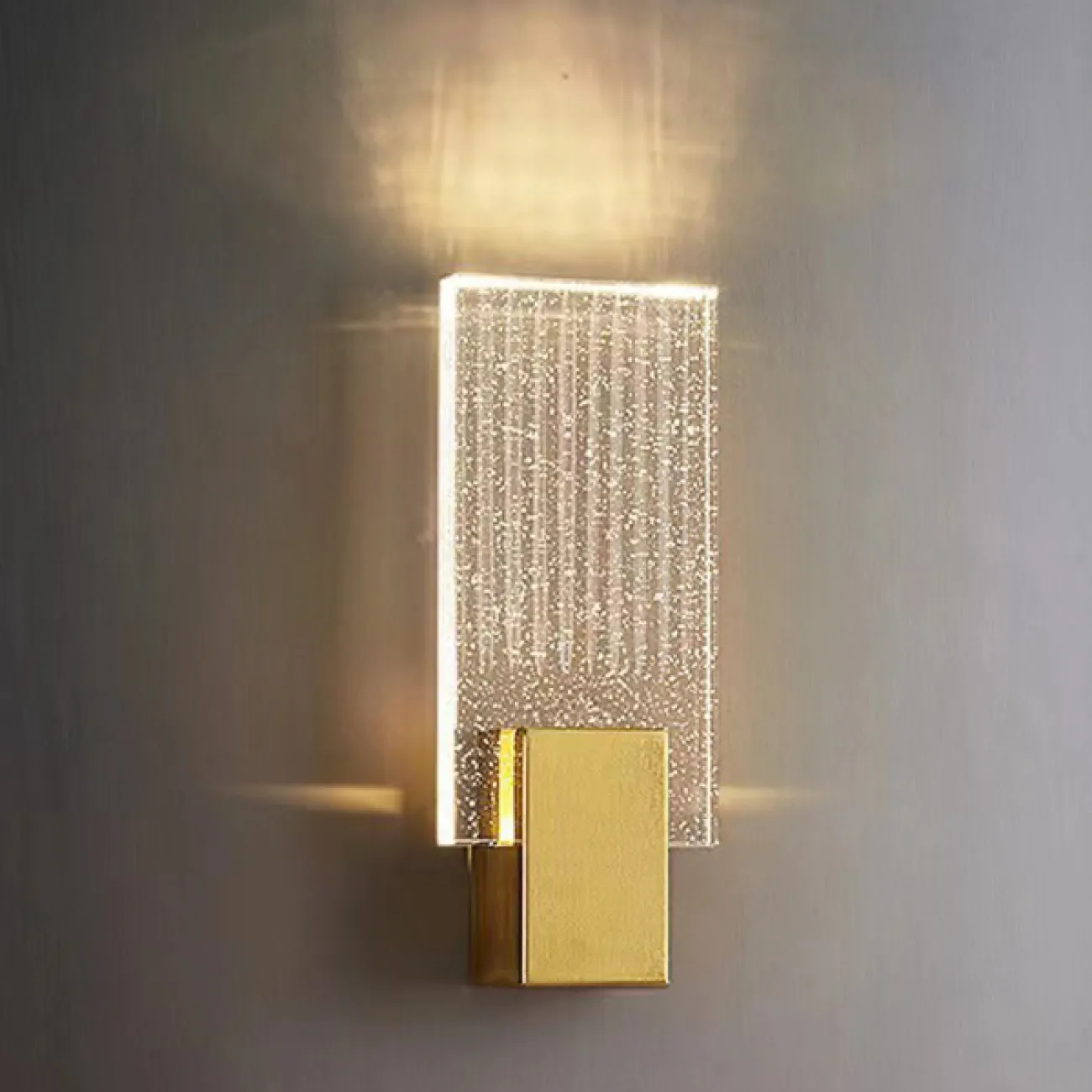 Светодиодный настенный светильник с рельефным хрустальным плафоном прямоугольной формы с эффектом воздушных пузырьков FIORD L15