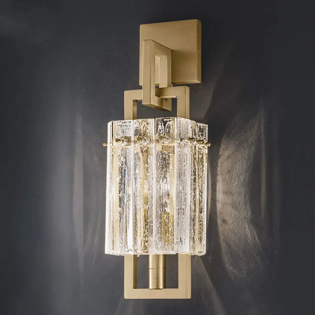 Бра с прямоугольным плафоном из хрустальных пластин с эффектом льда на кронштейне из металлических рамок BENNA WALL