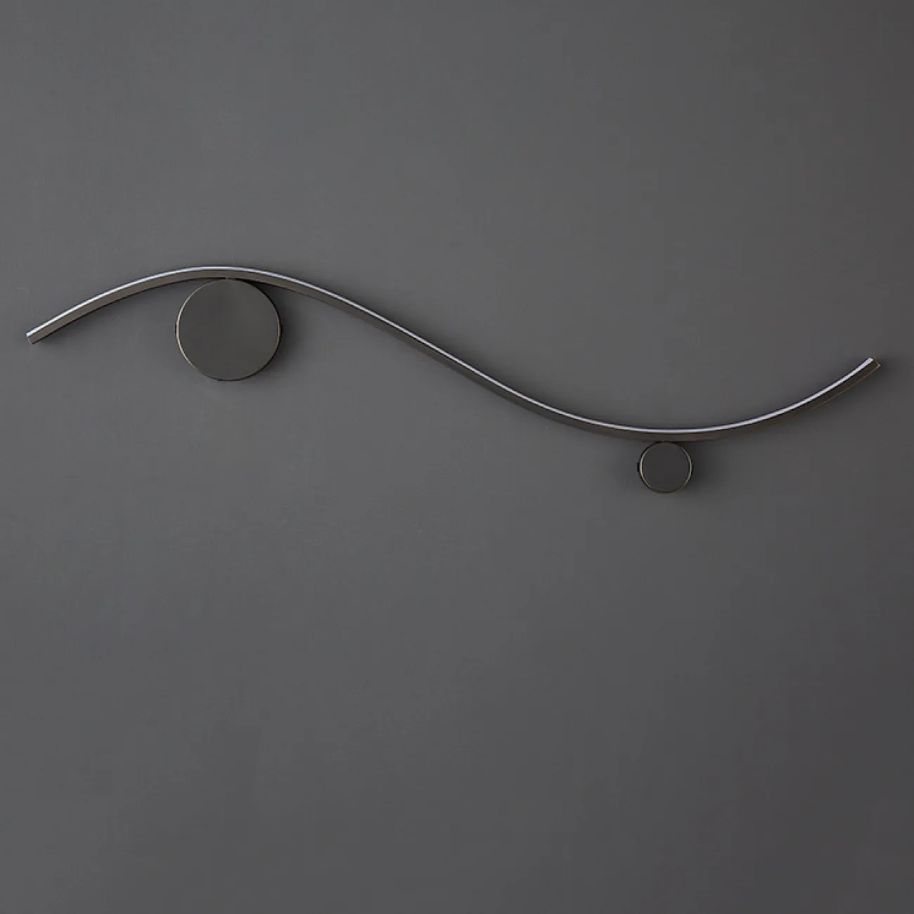 Серия настенных светильников с двумя круглыми креплениями на изогнутом корпусе с LED-подсветкой TEMP L80 Black