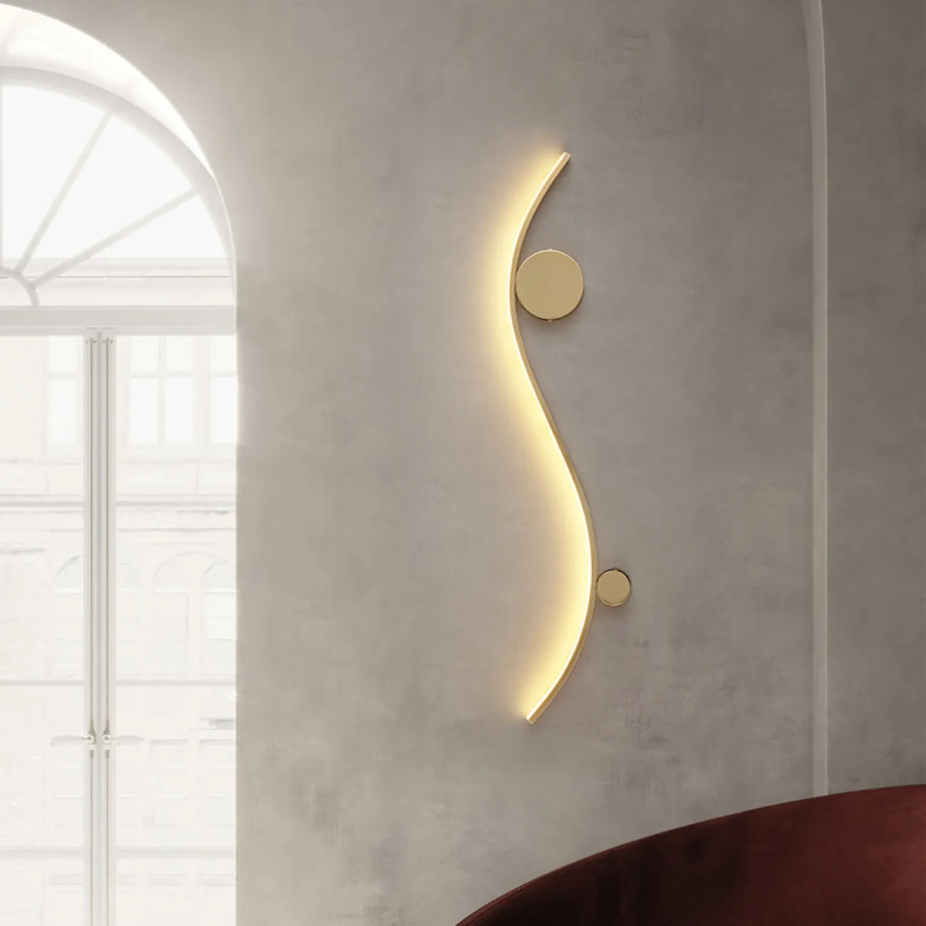 Серия настенных светильников с двумя круглыми креплениями на изогнутом корпусе с LED-подсветкой TEMP L100 Brass