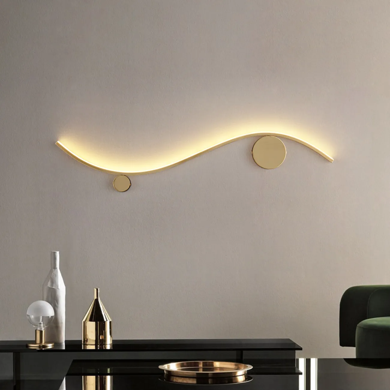 Серия настенных светильников с двумя круглыми креплениями на изогнутом корпусе с LED-подсветкой TEMP L100 Brass