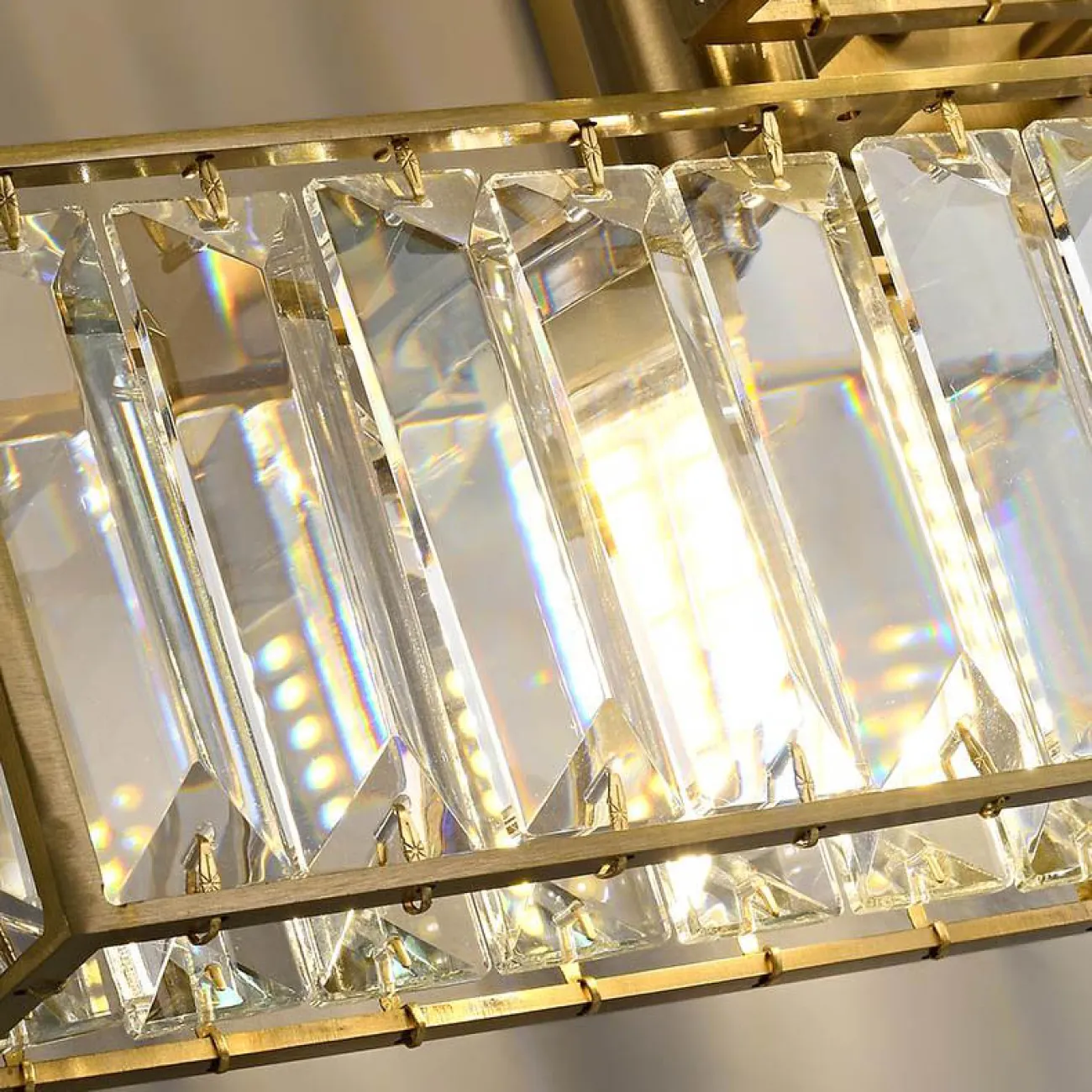 Настенный светильник с разнонаправленными кубическими плафонами из хрустальных прямоугольных пластин BERNADET WALL