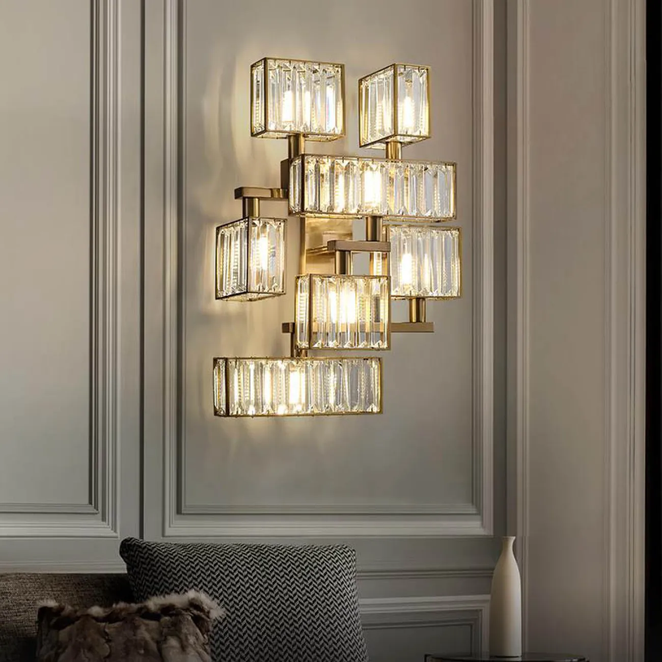 Настенный светильник с разнонаправленными кубическими плафонами из хрустальных прямоугольных пластин BERNADET WALL