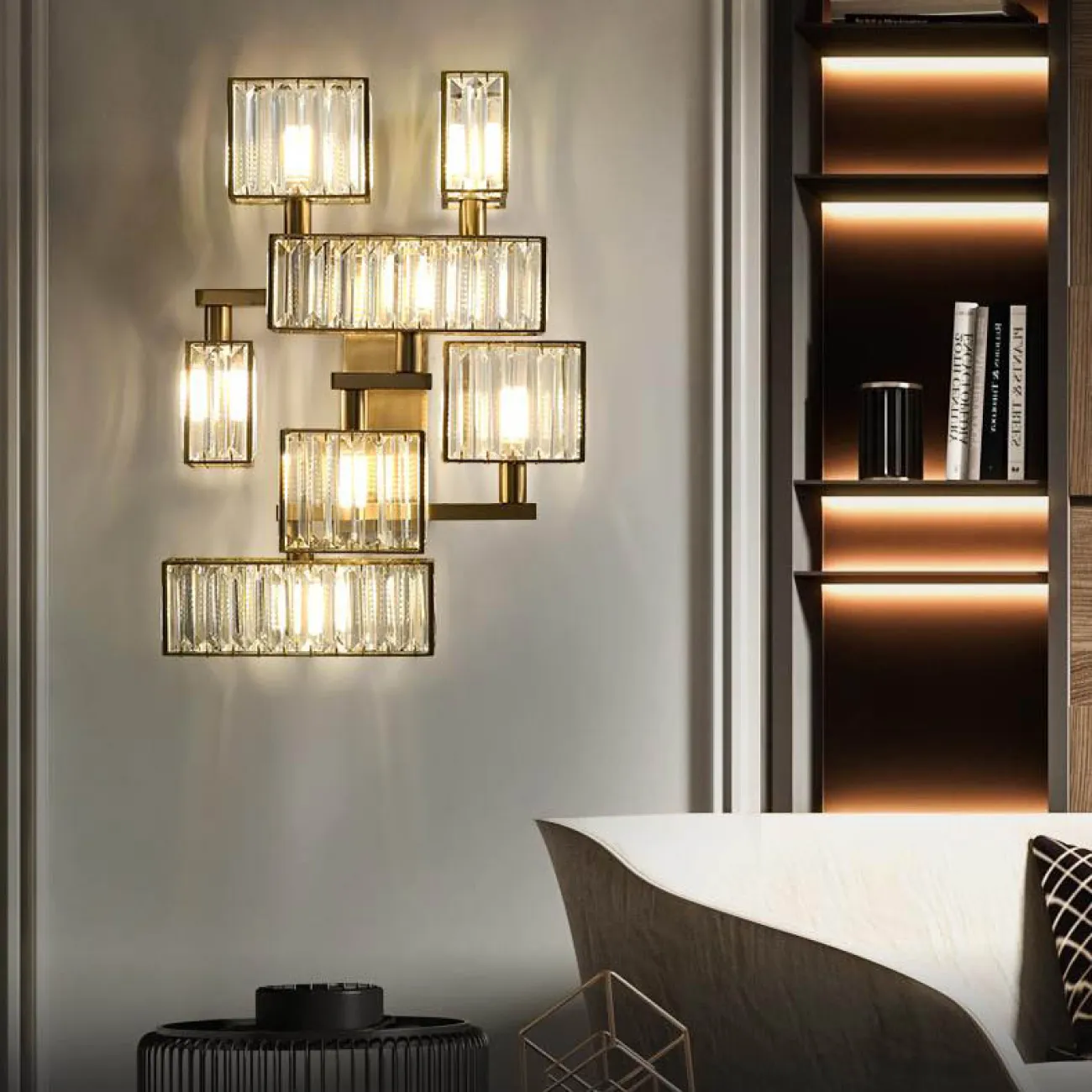 Настенный светильник с разнонаправленными кубическими плафонами из хрустальных прямоугольных пластин BERNADET WALL