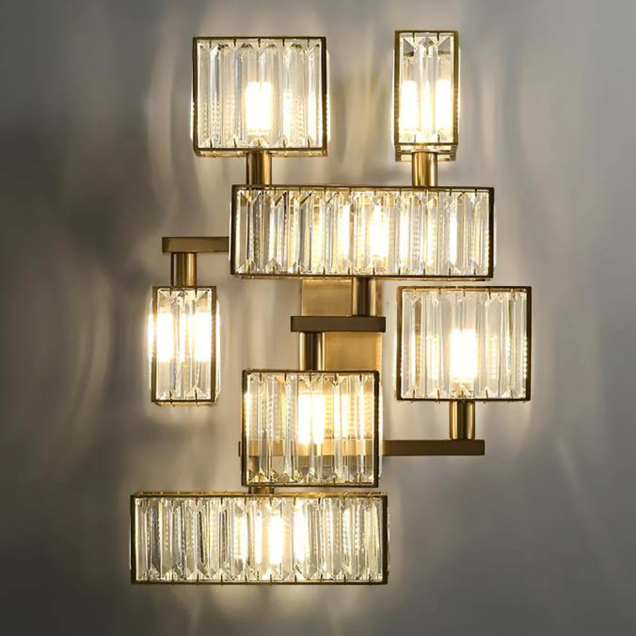 Настенный светильник с разнонаправленными кубическими плафонами из хрустальных прямоугольных пластин BERNADET WALL