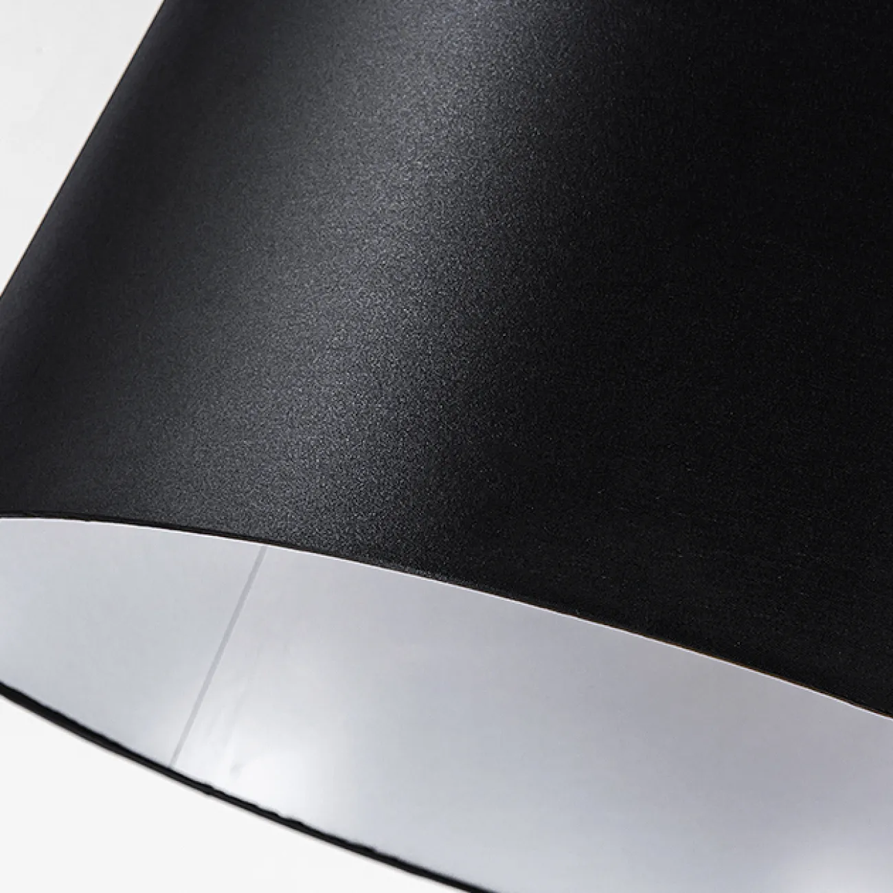 Светодиодный напольный светильник с трапециевидным текстильным абажуром на угловой стойке NICLAS