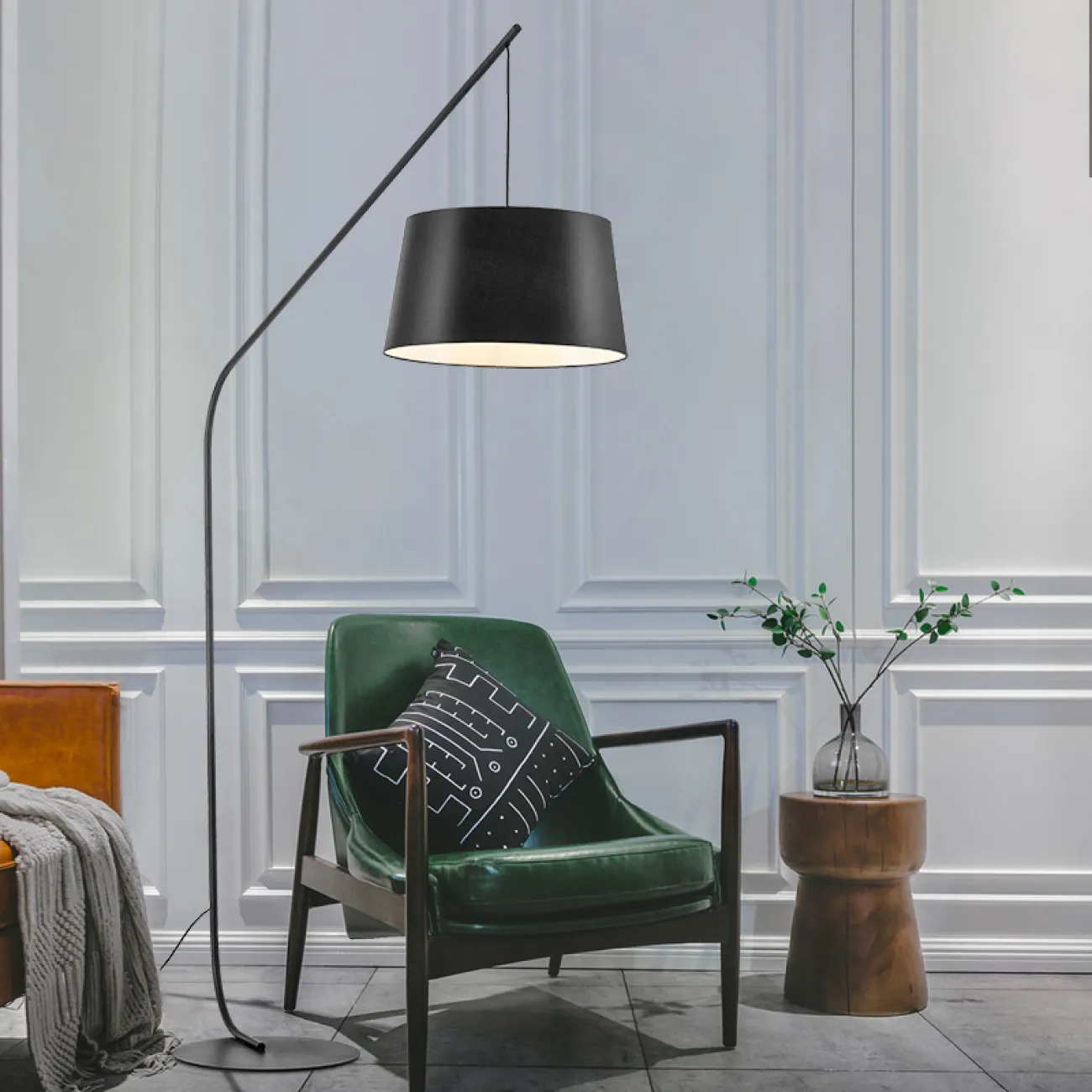 Светодиодный напольный светильник с трапециевидным текстильным абажуром на угловой стойке NICLAS