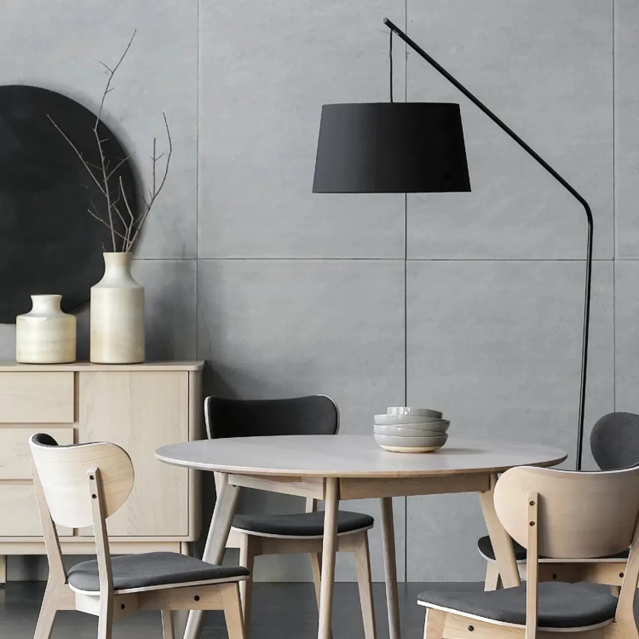 Светодиодный напольный светильник с трапециевидным текстильным абажуром на угловой стойке NICLAS