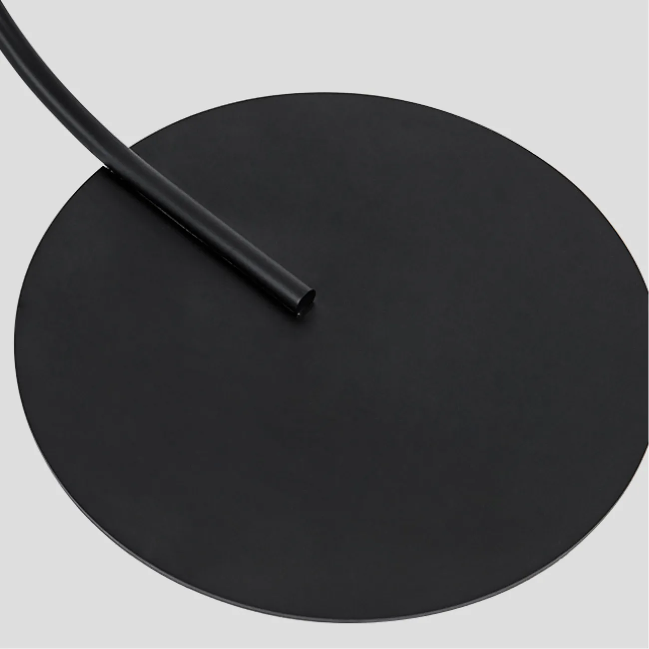 Светодиодный напольный светильник с трапециевидным текстильным абажуром на угловой стойке NICLAS