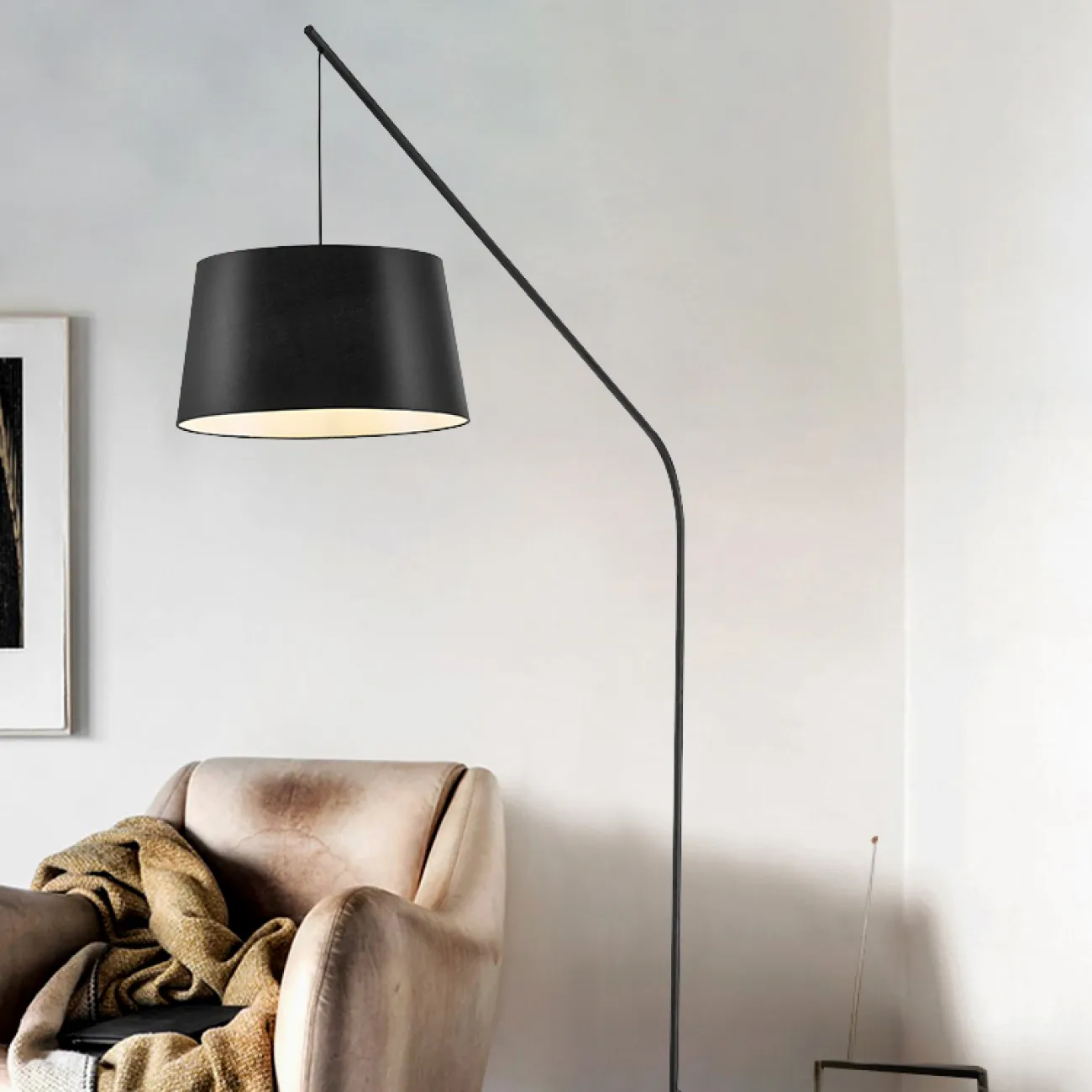 Светодиодный напольный светильник с трапециевидным текстильным абажуром на угловой стойке NICLAS