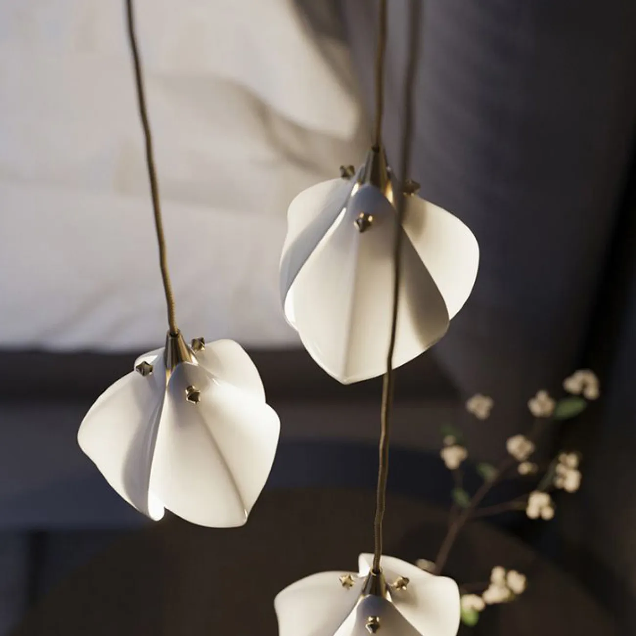 Готовая комбинация подвесных светильников с каплевидными плафонами из нефритового фарфора в форме белых бутонов LEA MORE D100