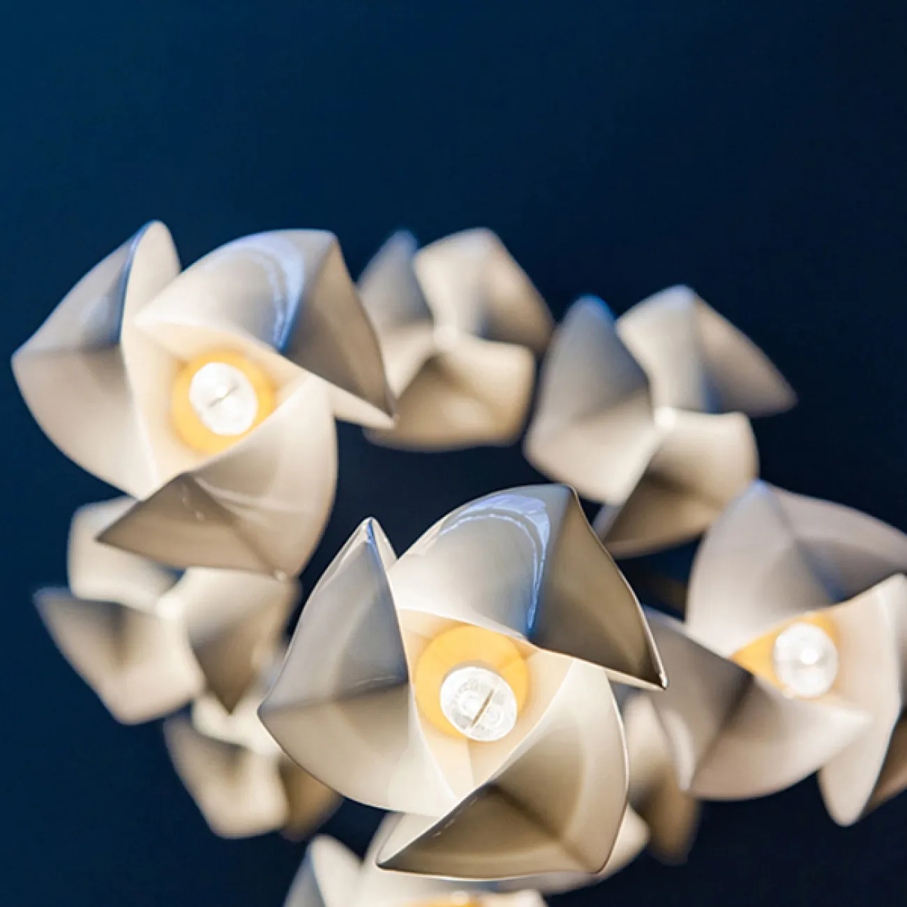 Готовая комбинация подвесных светильников с каплевидными плафонами из нефритового фарфора в форме белых бутонов LEA MORE D100