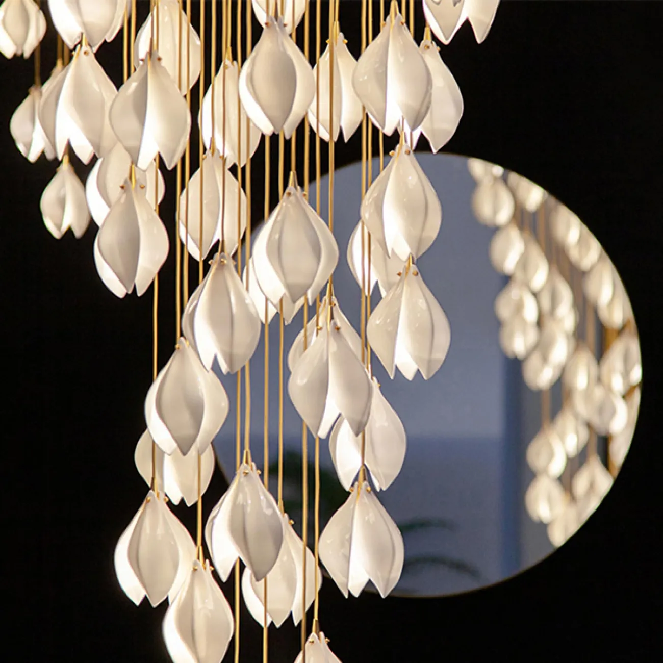 Готовая комбинация подвесных светильников с каплевидными плафонами из нефритового фарфора в форме белых бутонов LEA MORE D100