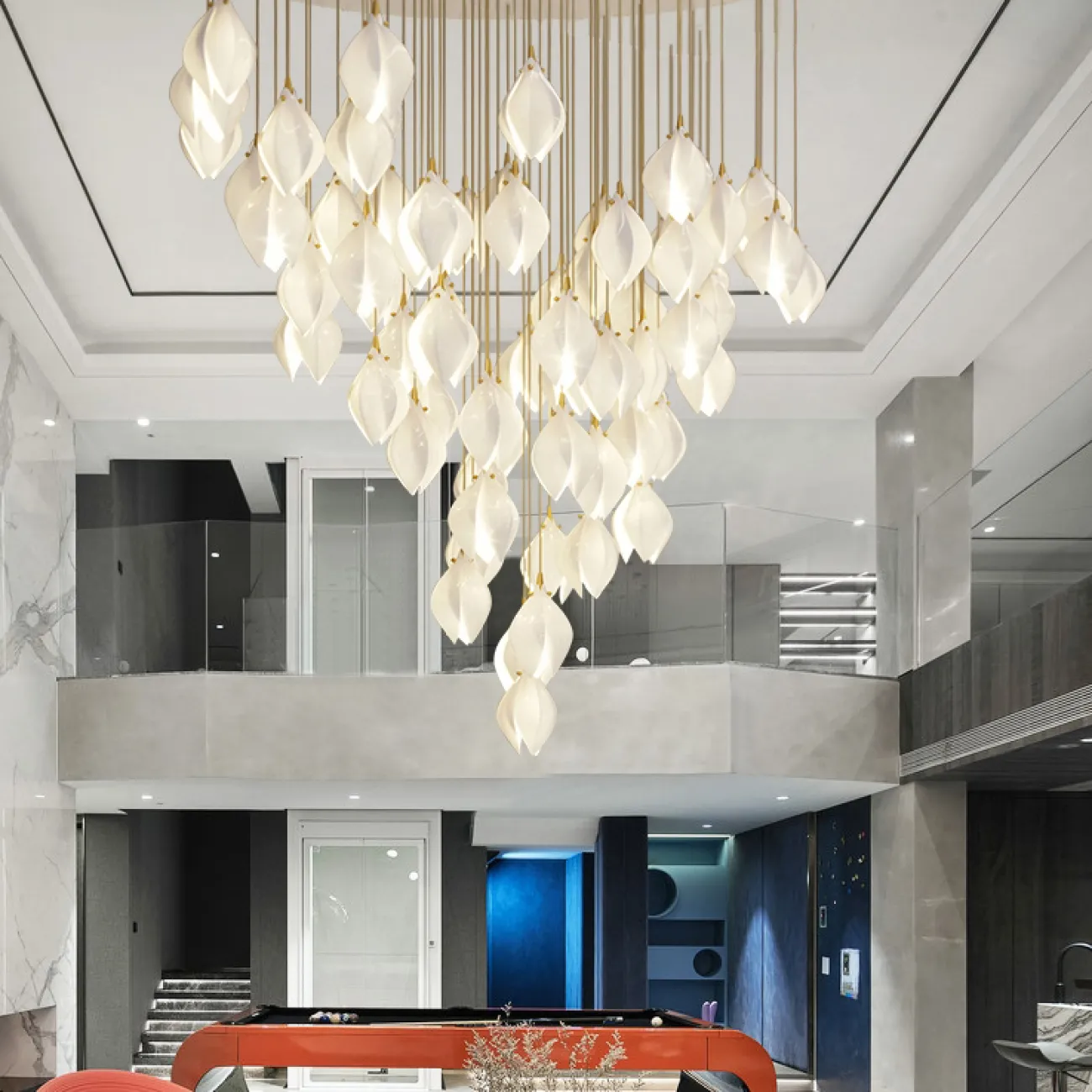 Готовая комбинация подвесных светильников с каплевидными плафонами из нефритового фарфора в форме белых бутонов LEA MORE D100