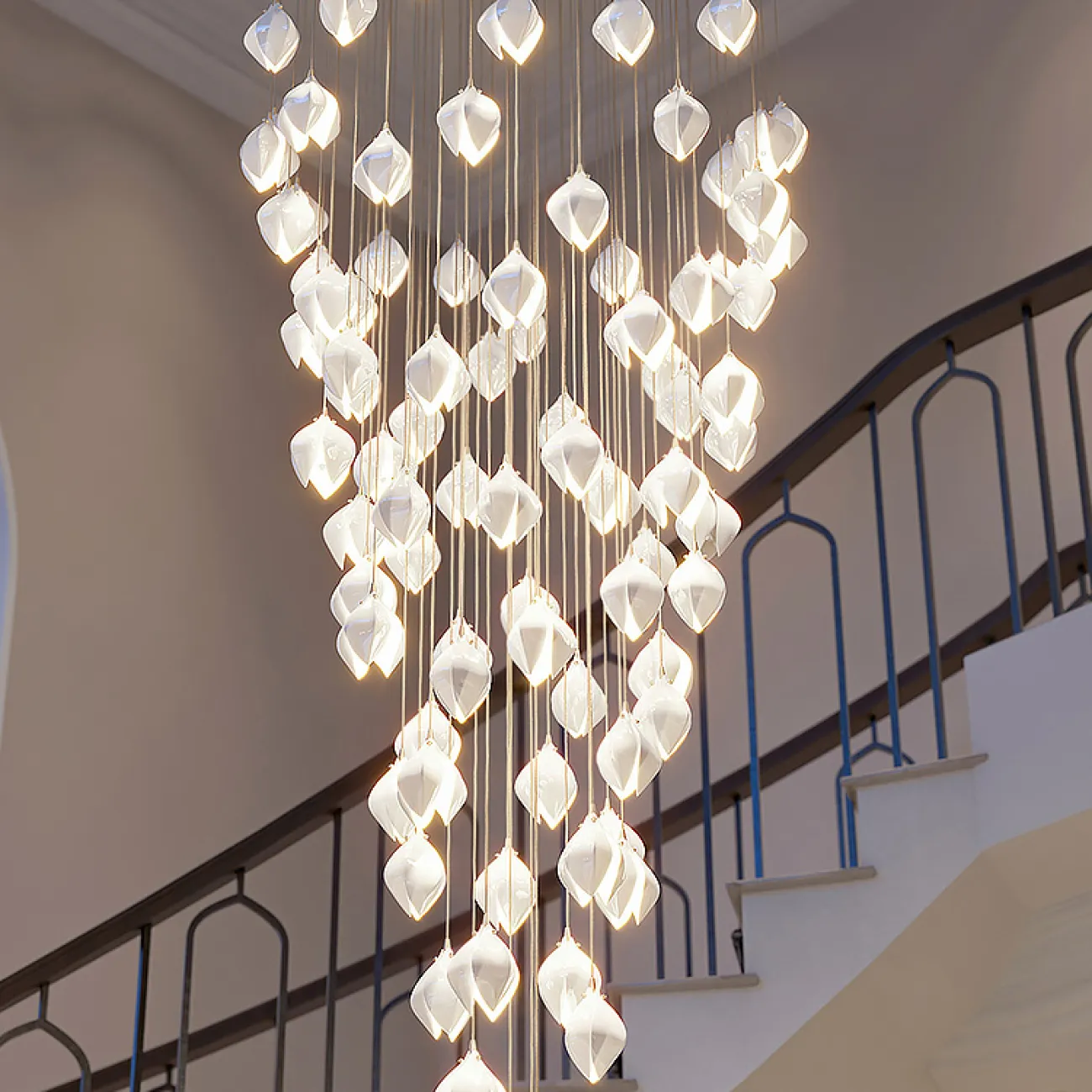 Готовая комбинация подвесных светильников с каплевидными плафонами из нефритового фарфора в форме белых бутонов LEA MORE D100