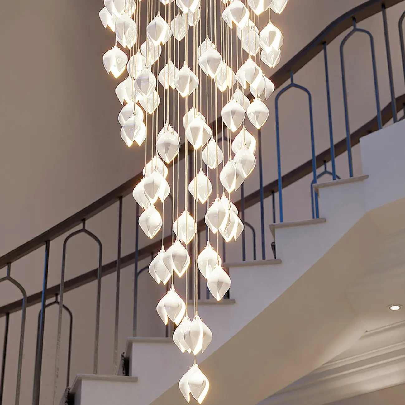 Готовая комбинация подвесных светильников с каплевидными плафонами из нефритового фарфора в форме белых бутонов LEA MORE D100