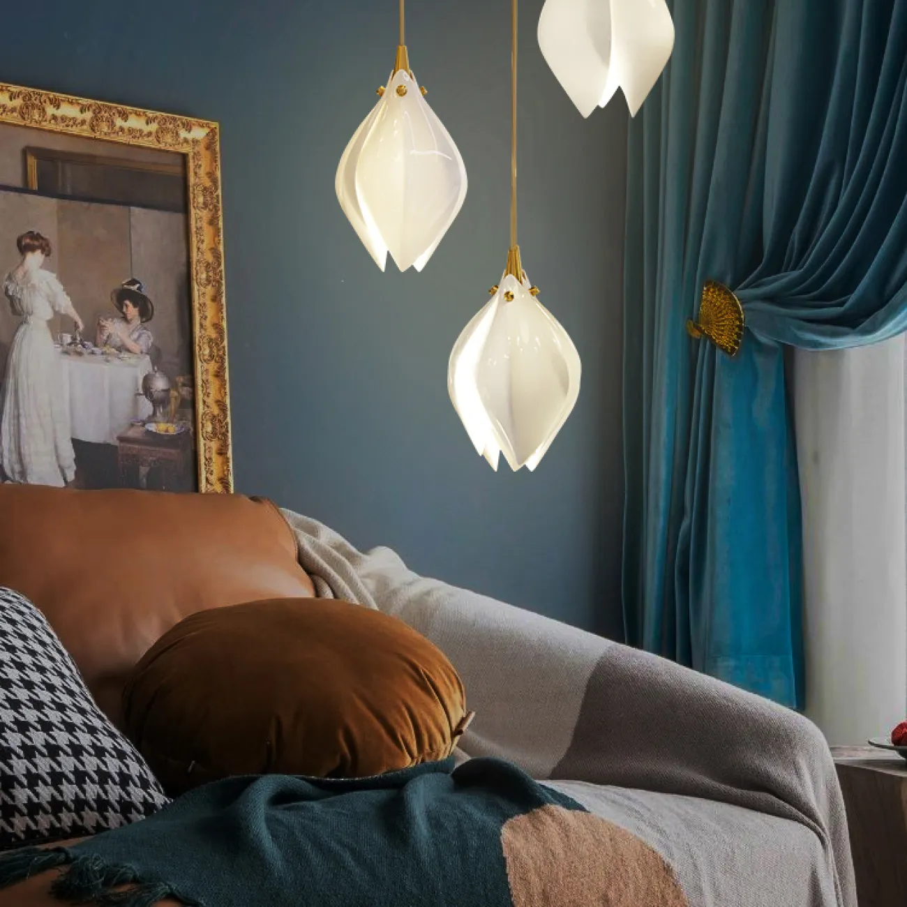 Готовая комбинация подвесных светильников с каплевидными плафонами из нефритового фарфора в форме белых бутонов LEA MORE D100