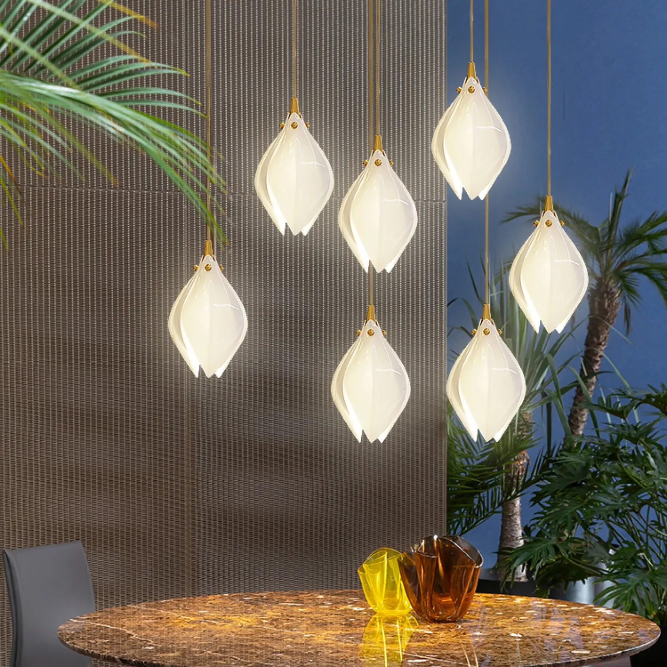 Готовая комбинация подвесных светильников с каплевидными плафонами из нефритового фарфора в форме белых бутонов LEA MORE D100