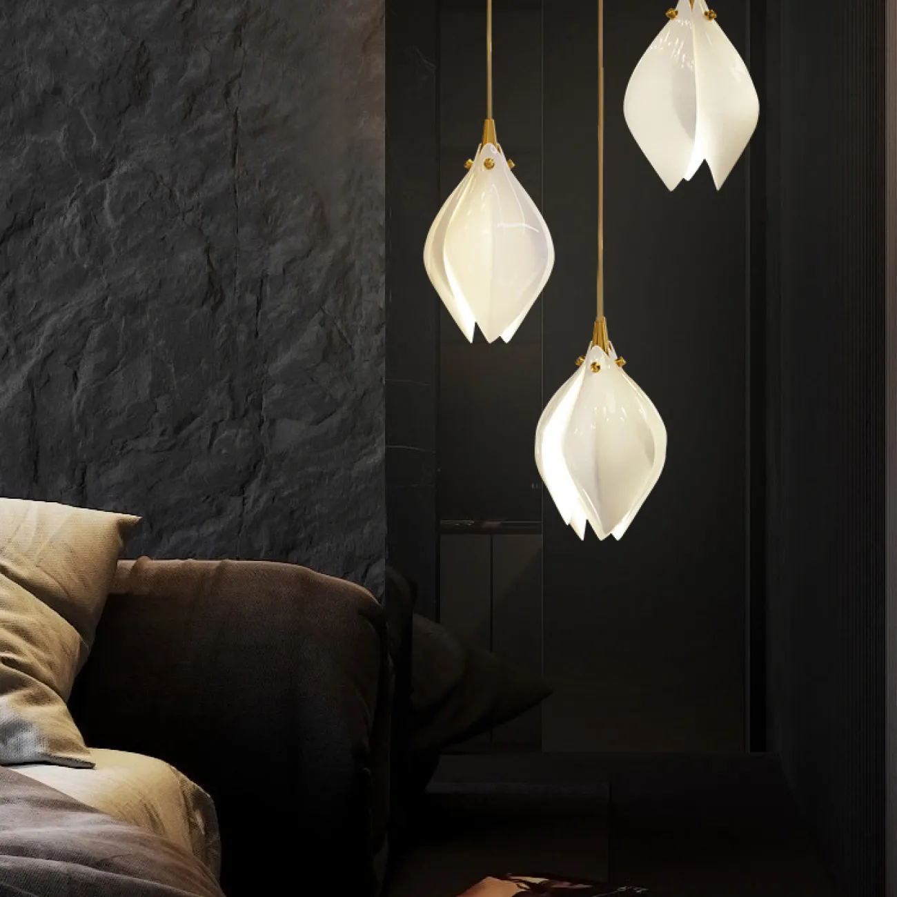 Готовая комбинация подвесных светильников с каплевидными плафонами из нефритового фарфора в форме белых бутонов LEA MORE D100