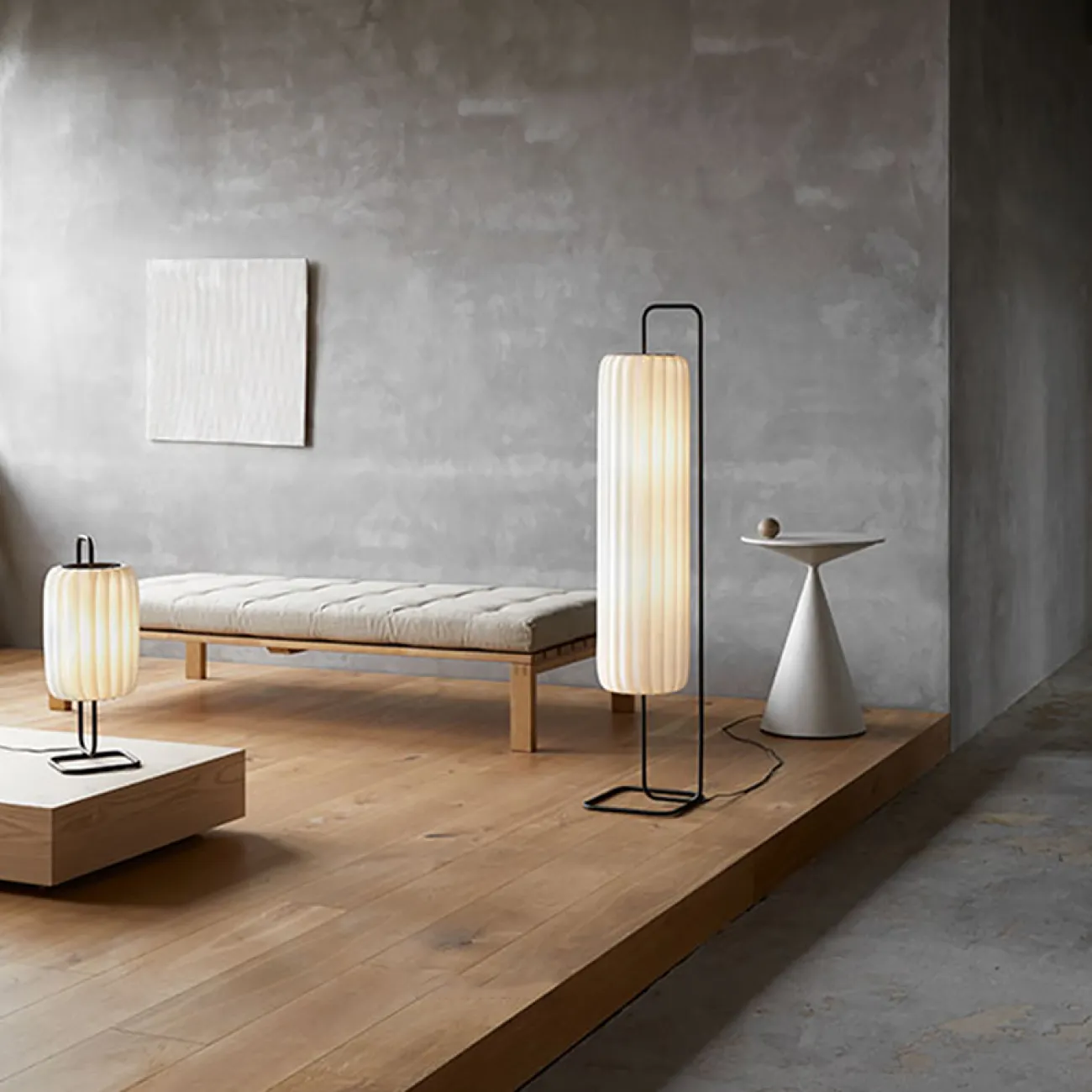 Серия напольных ламп с рельефными цилиндрическими абажурами из белого текстиля в японском стиле SAKARI FL H143