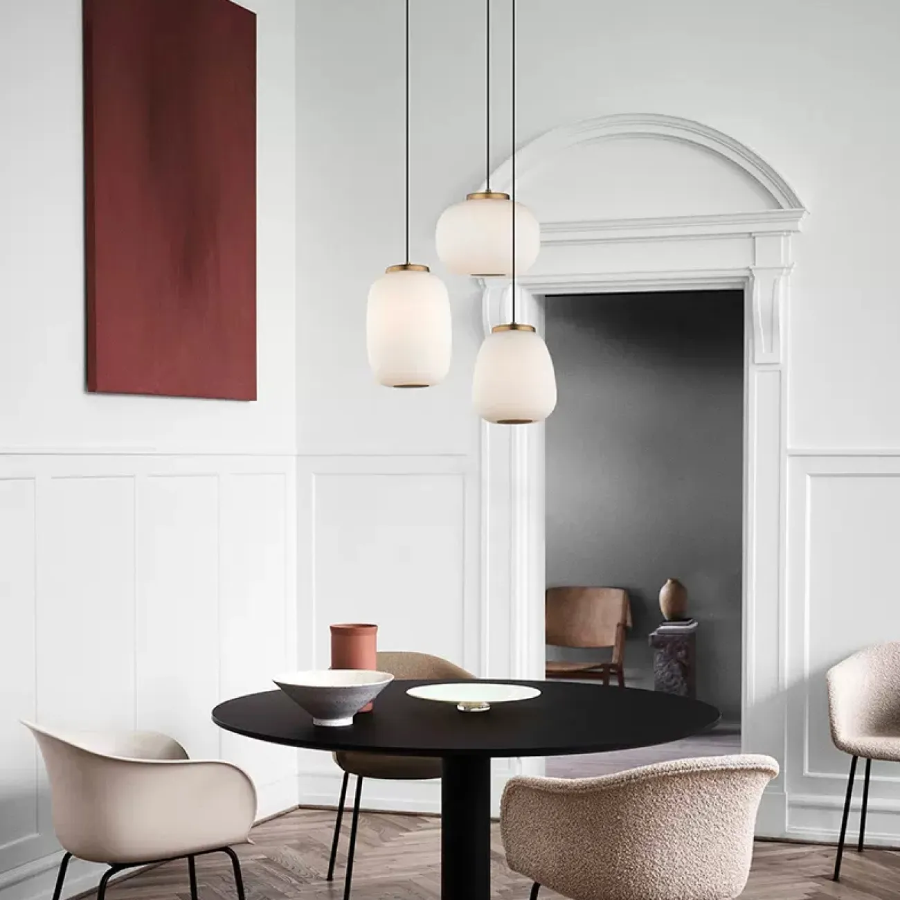 Готовая комбинация подвесных светодиодных светильников c белыми шарообразными плафонами из матового стекла HEMING COMBO L5 C Планка