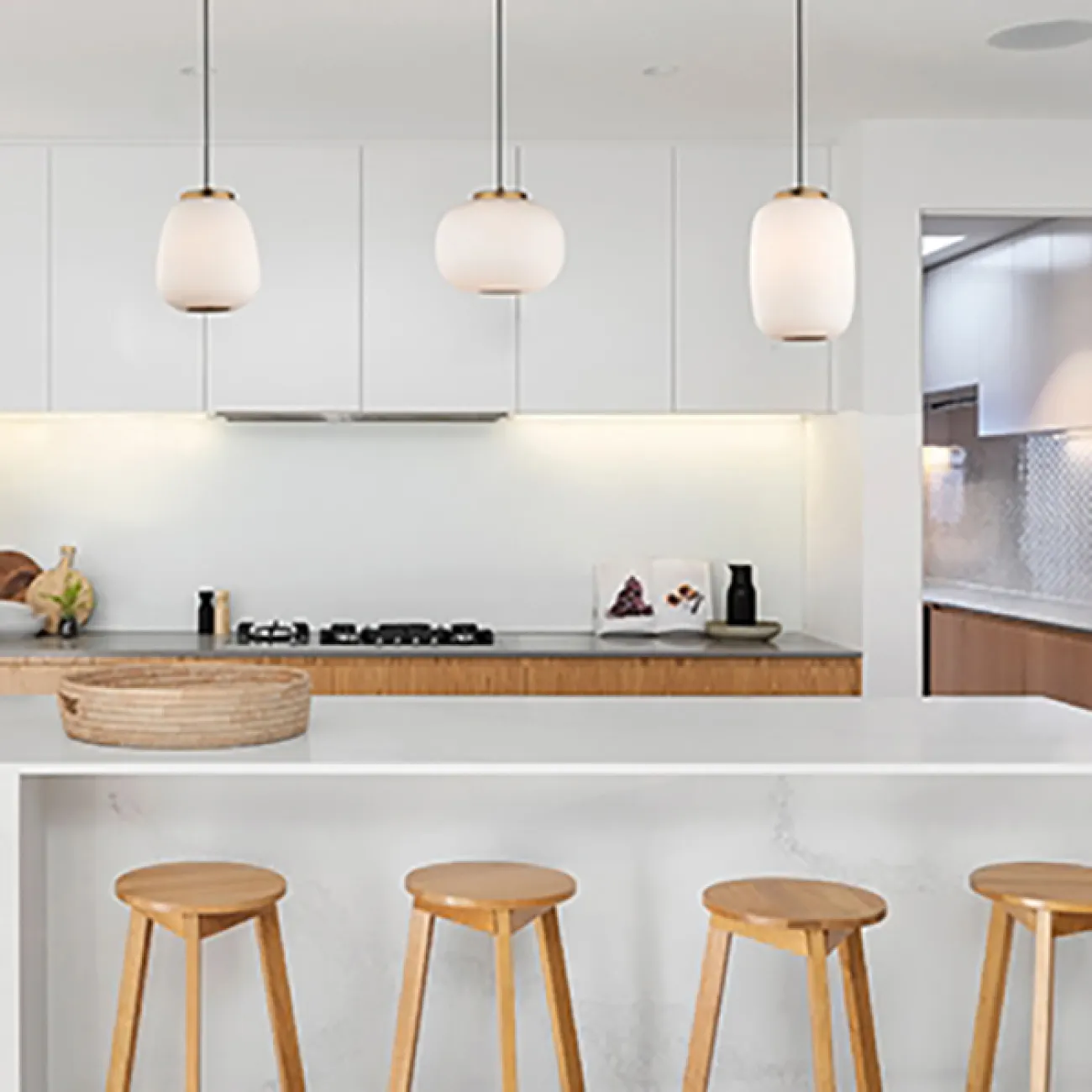 Готовая комбинация подвесных светодиодных светильников c белыми шарообразными плафонами из матового стекла HEMING COMBO L5 C Планка