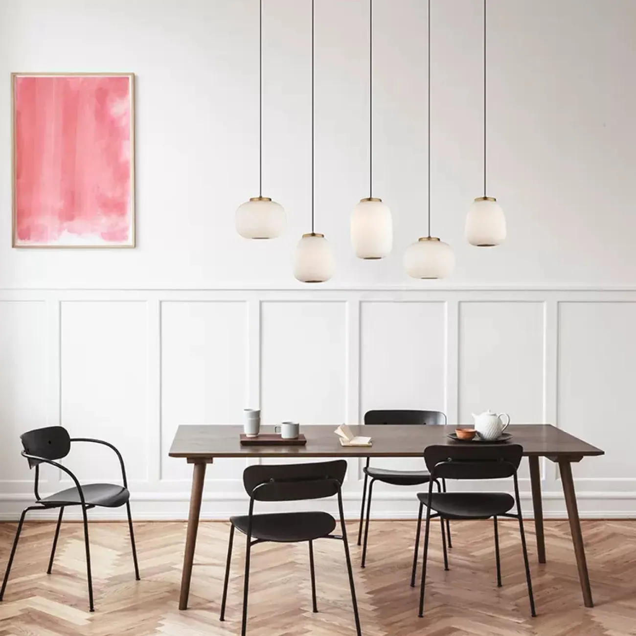 Готовая комбинация подвесных светодиодных светильников c белыми шарообразными плафонами из матового стекла HEMING COMBO L5 C Планка