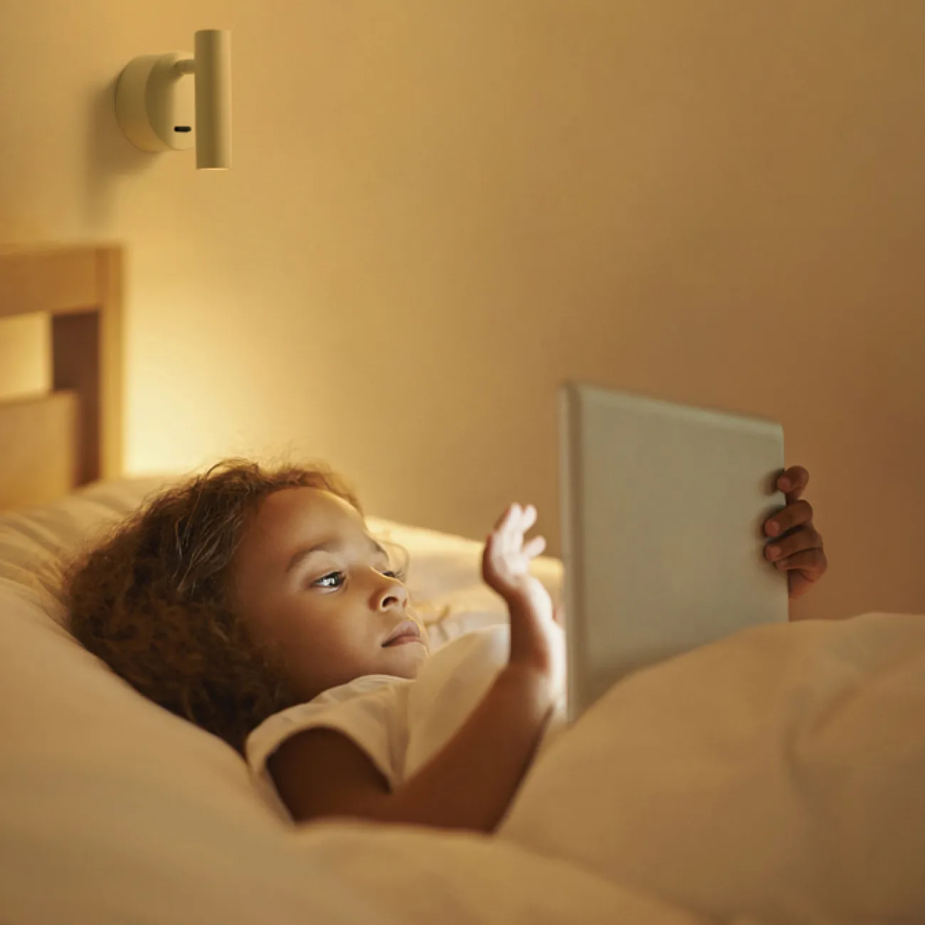 Серия настенных светодиодных светильников с цилиндрическим плафоном на круглом креплении с USB-портом RUN Black Серия настенных светодиодных светильников с цилиндрическим плафоном на круглом креплении с USB-портом RUN Black