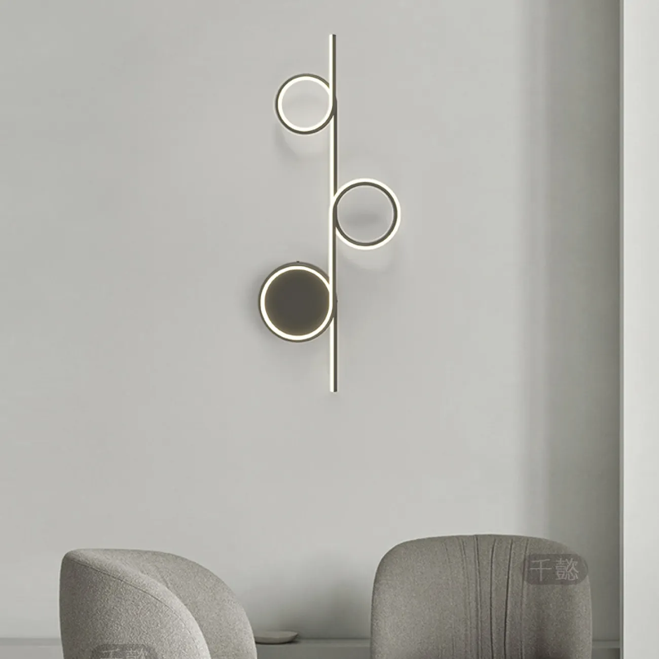 Серия настенных светодиодных светильников в виде комбинации вытянутой вертикальной стойки и светящихся колец DONATA С H80 White 4000К