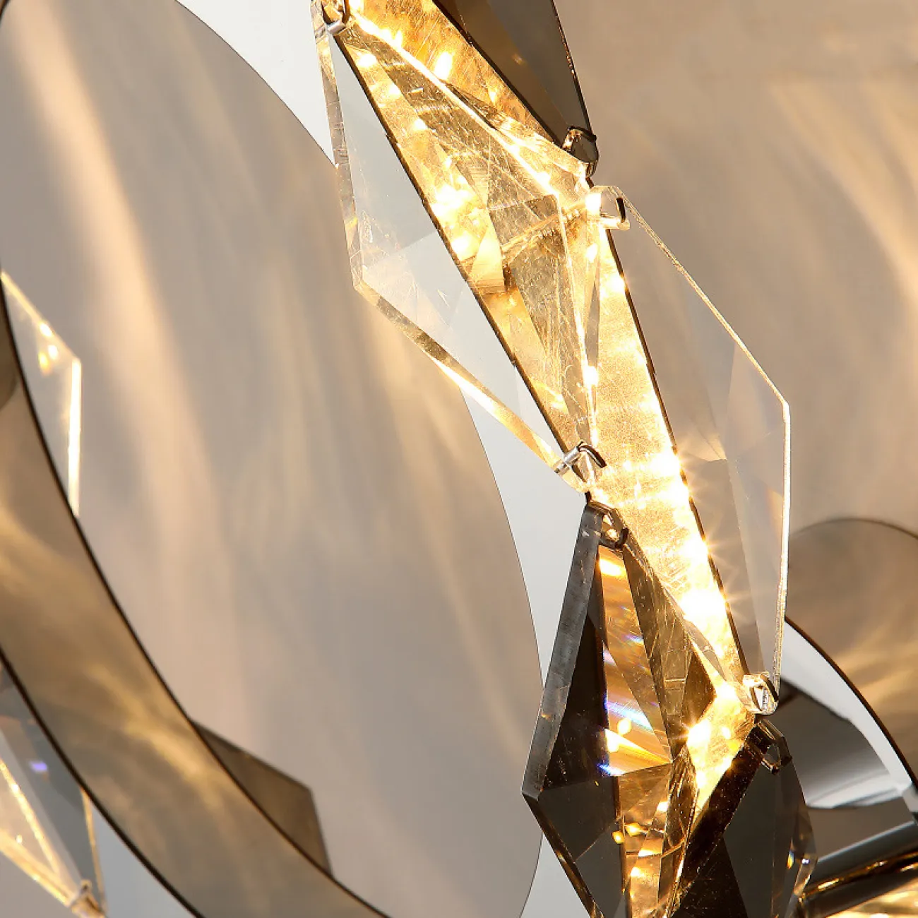 Настенный светодиодный светильник с ромбическими рассеивателями из хрусталя К9 на кольцевом корпусе JENNIFER WALL