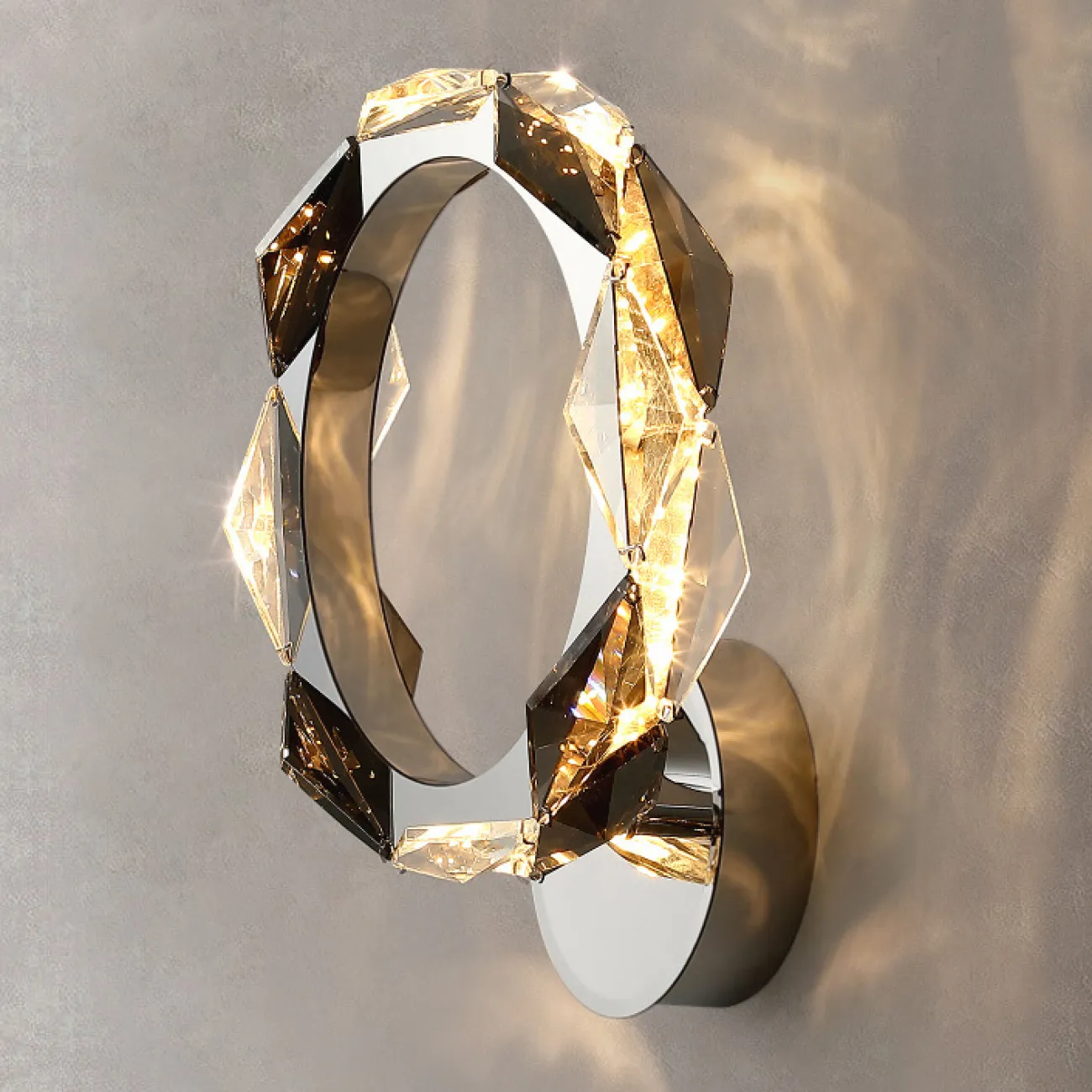 Настенный светодиодный светильник с ромбическими рассеивателями из хрусталя К9 на кольцевом корпусе JENNIFER WALL