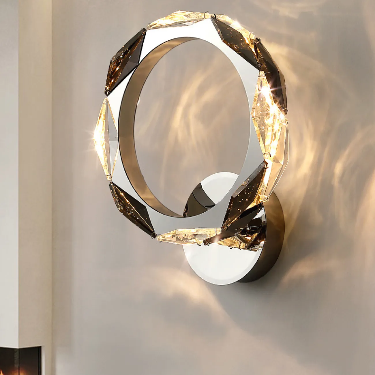 Настенный светодиодный светильник с ромбическими рассеивателями из хрусталя К9 на кольцевом корпусе JENNIFER WALL