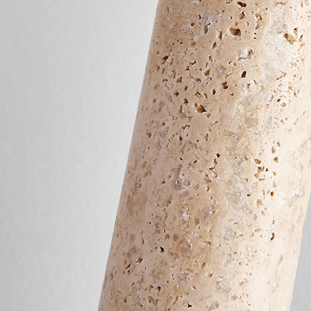 Готовая комбинация подвесных светильников с цилиндрическим корпусом из лавового камня и травертина с дисковидным рассеивателем HAGBART DUO Black