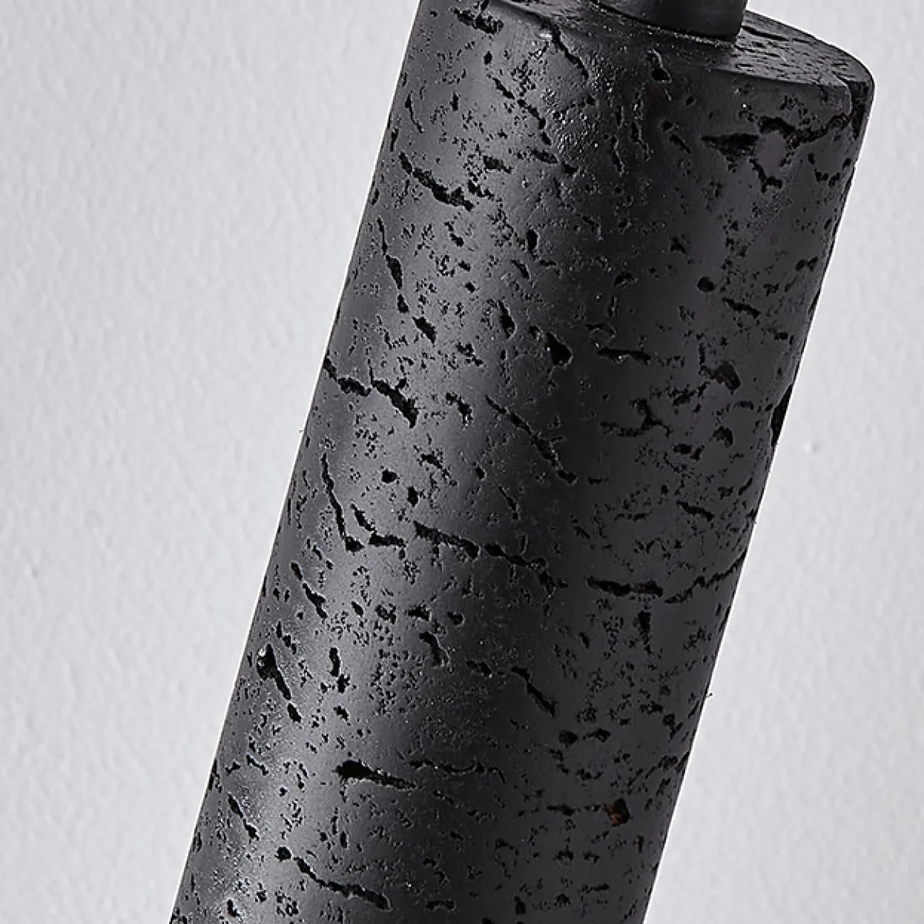 Готовая комбинация подвесных светильников с цилиндрическим корпусом из лавового камня и травертина с дисковидным рассеивателем HAGBART DUO Black