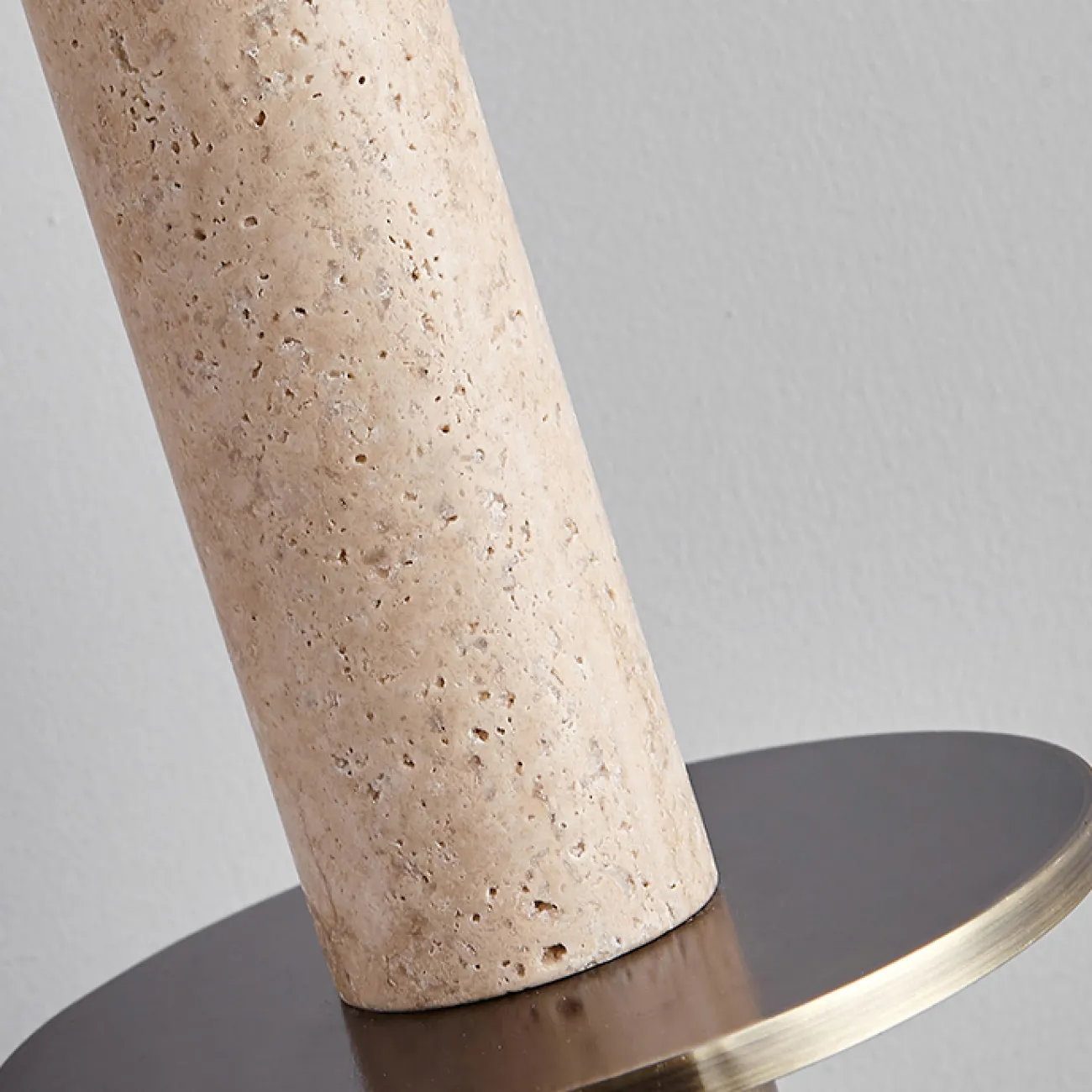 Готовая комбинация подвесных светильников с цилиндрическим корпусом из лавового камня и травертина с дисковидным рассеивателем HAGBART DUO Black