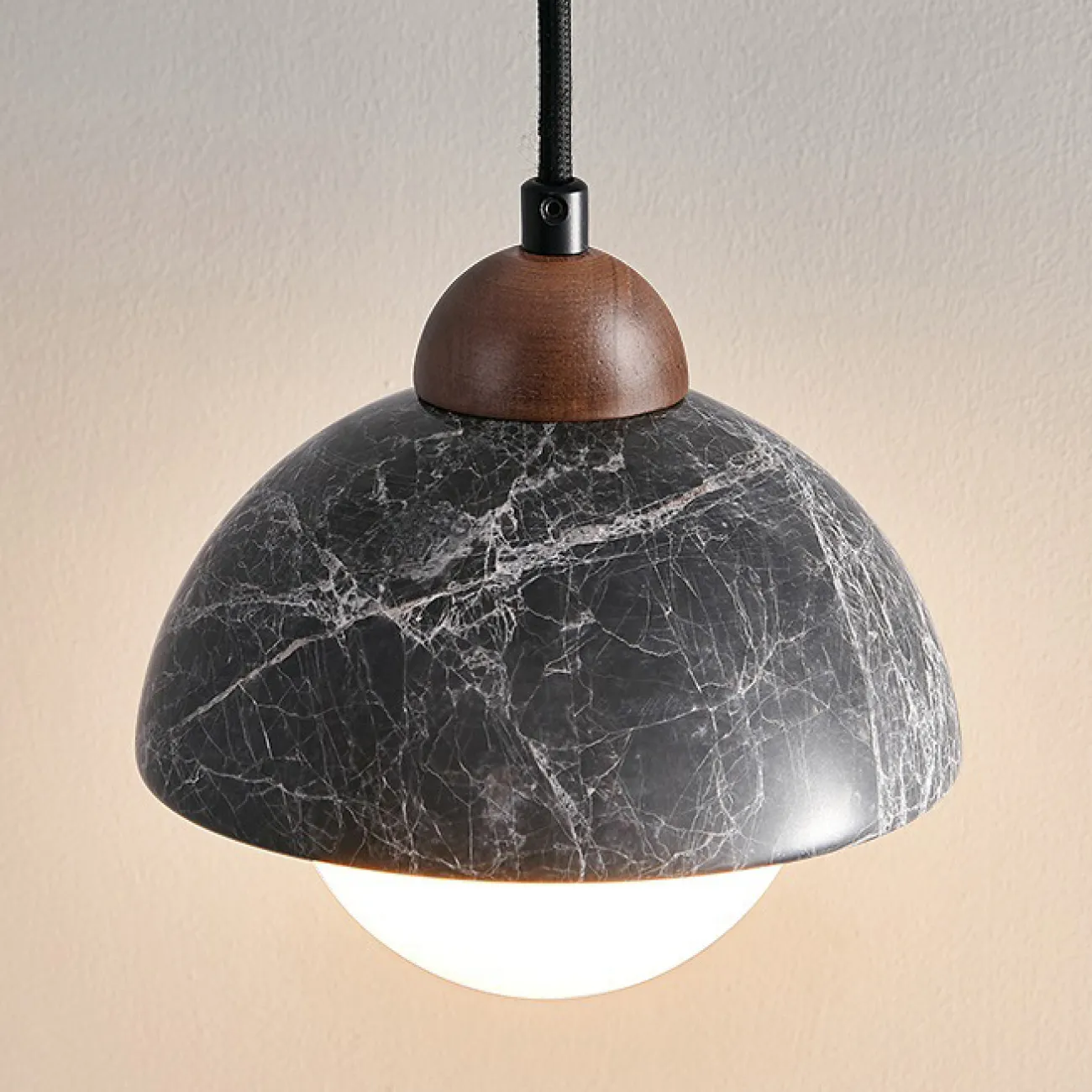 Готовая комбинация подвесных светильников с шарообразными плафонами и комбинированными абажурами из мрамора и дерева GEHARD COMBO D30