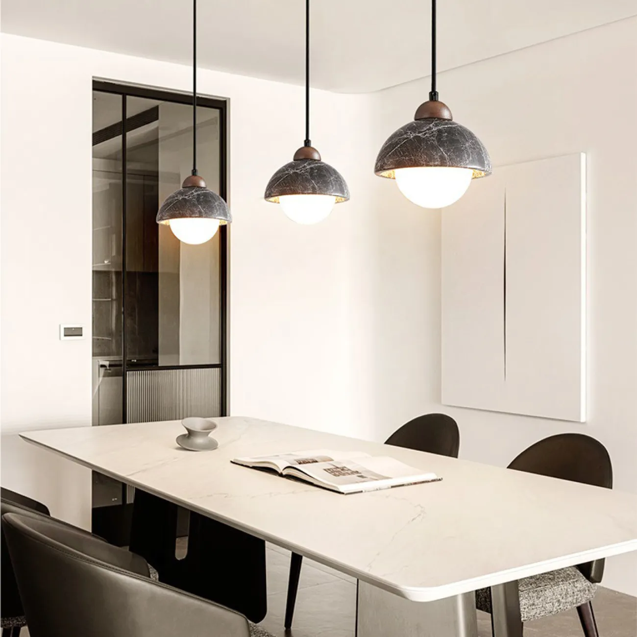 Готовая комбинация подвесных светильников с шарообразными плафонами и комбинированными абажурами из мрамора и дерева GEHARD COMBO D30