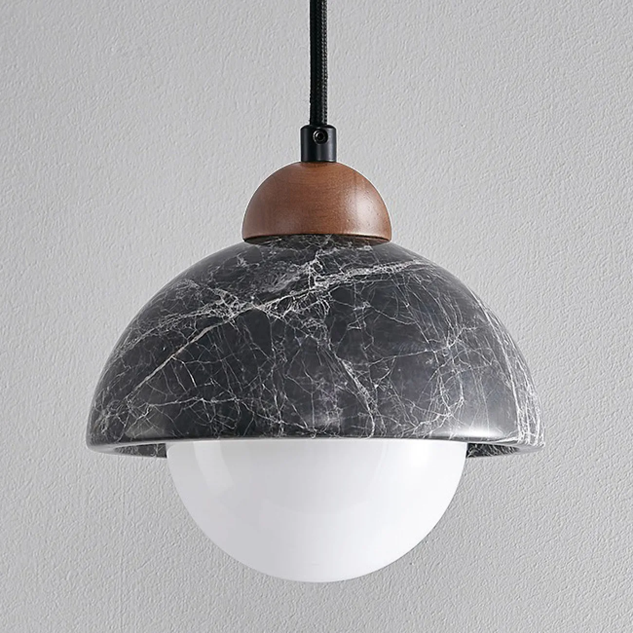 Готовая комбинация подвесных светильников с шарообразными плафонами и комбинированными абажурами из мрамора и дерева GEHARD COMBO D30