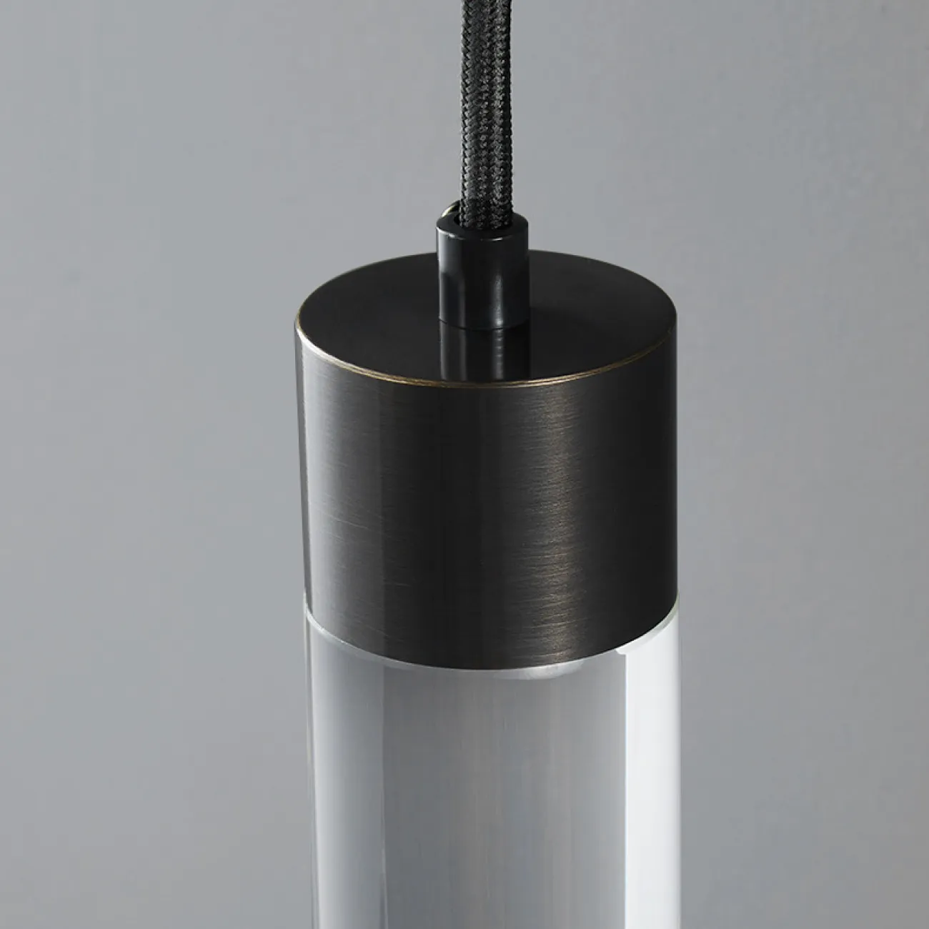 Готовая комбинация подвесных светодиодных светильников с цилиндрическим корпусом из хрусталя SAKRIS DUO Brass Готовая комбинация подвесных светодиодных светильников с цилиндрическим корпусом из хрусталя SAKRIS DUO Brass