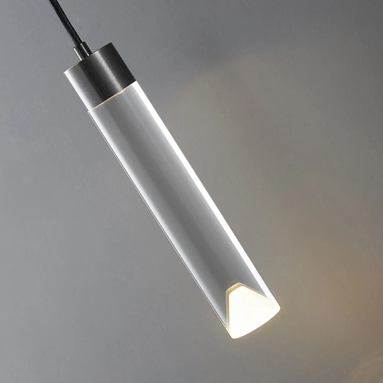 Готовая комбинация подвесных светодиодных светильников с цилиндрическим корпусом из хрусталя SAKRIS DUO Brass Готовая комбинация подвесных светодиодных светильников с цилиндрическим корпусом из хрусталя SAKRIS DUO Brass