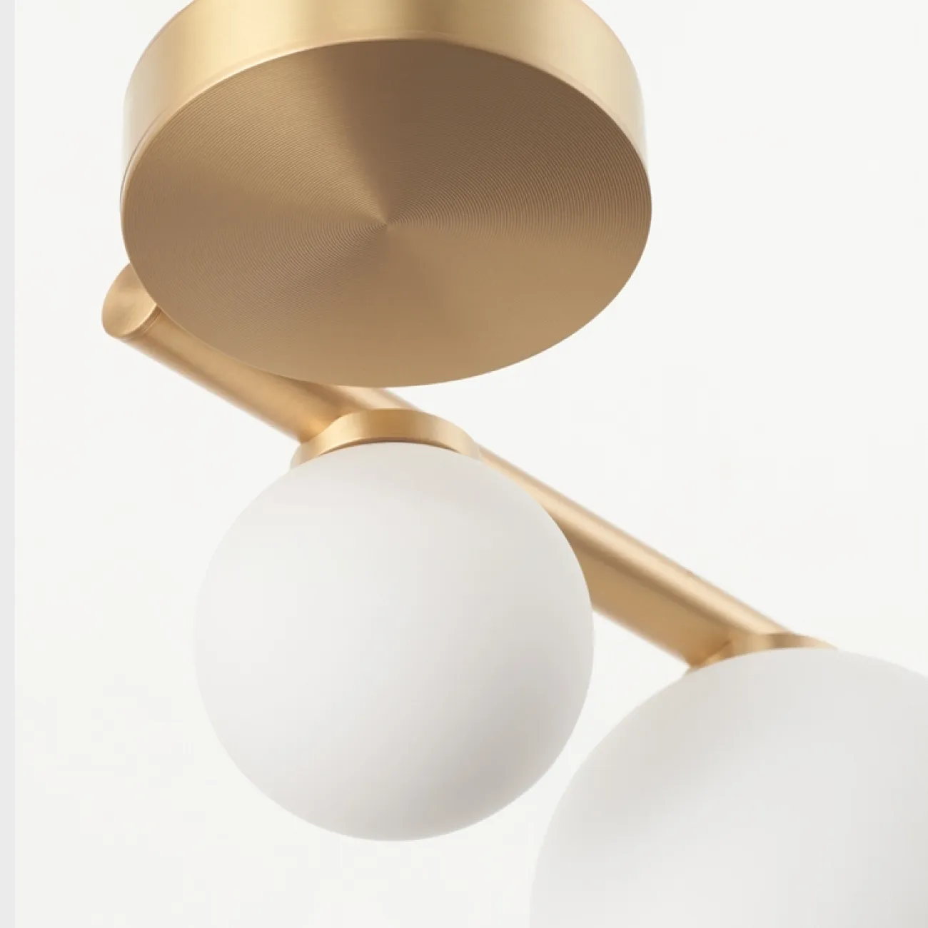 Настенный светильник с шарообразными плафонами разногот диаметра на вертикальном стержне DESTINY WALL