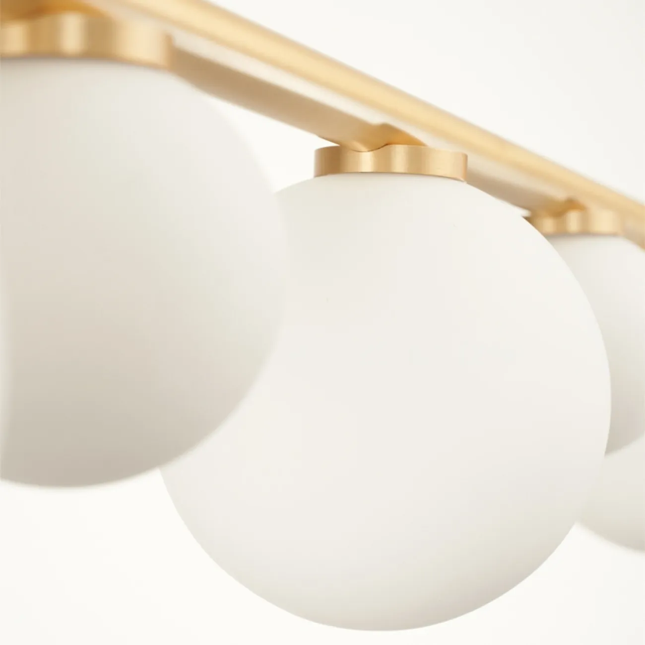 Настенный светильник с шарообразными плафонами разногот диаметра на вертикальном стержне DESTINY WALL