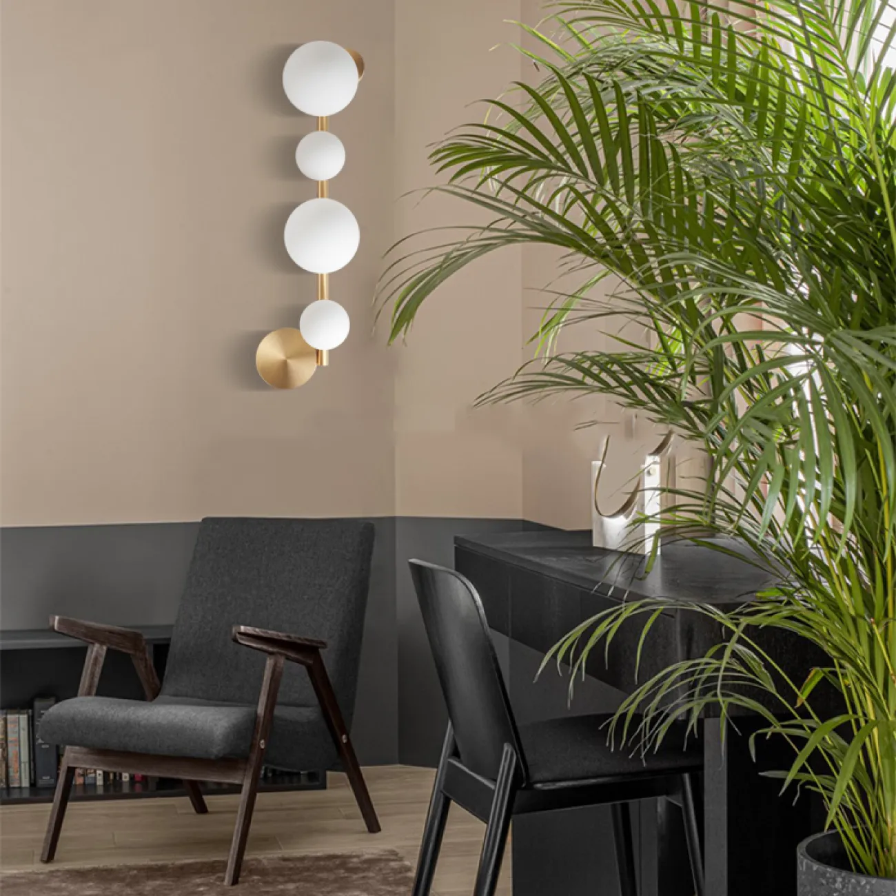 Настенный светильник с шарообразными плафонами разногот диаметра на вертикальном стержне DESTINY WALL