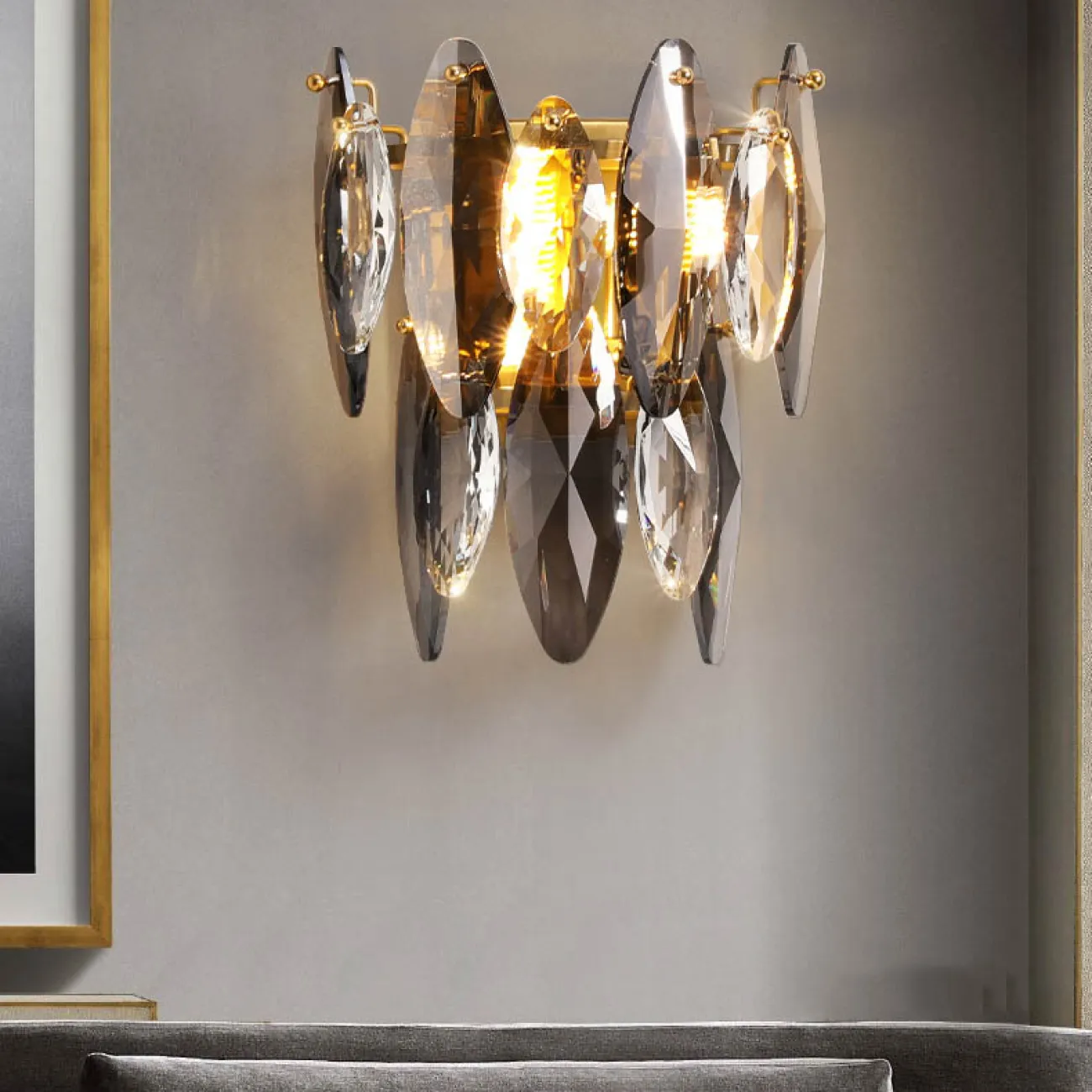 Настенный светильник из серии MARZO с подвесками в форме миндалевидных кристаллов дымчатого оттенка MARZO WALL Настенный светильник из серии MARZO с подвесками в форме миндалевидных кристаллов дымчатого оттенка MARZO WALL