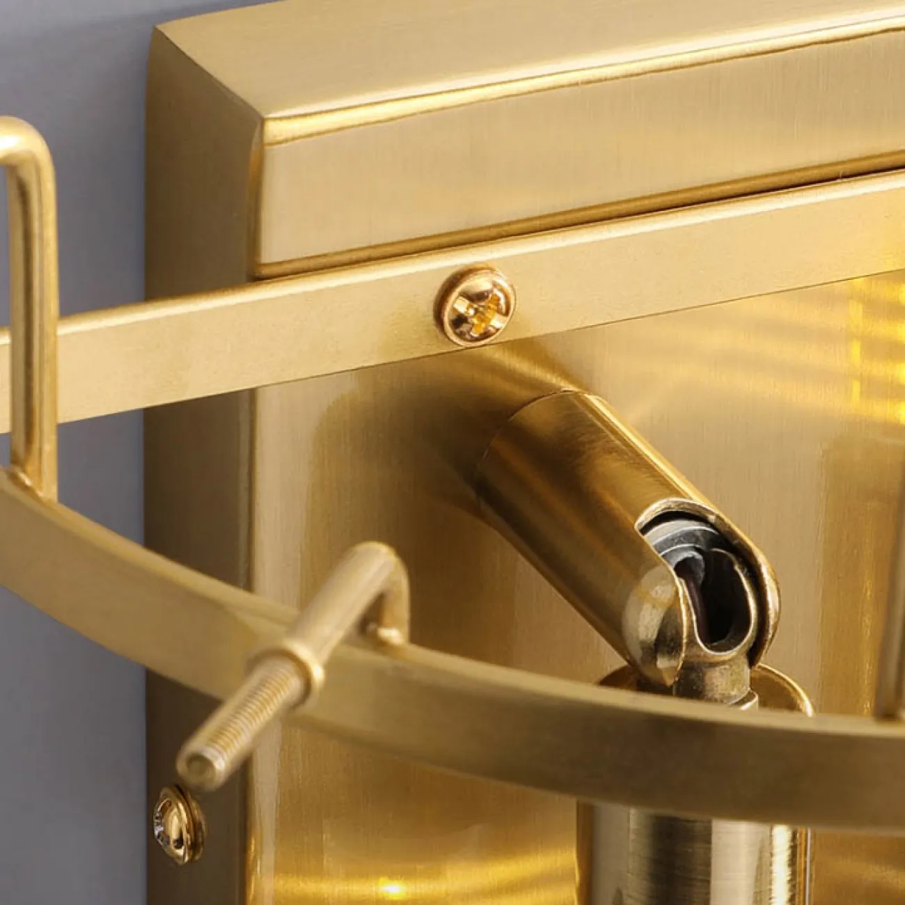 Настенный светильник из серии MARZO с подвесками в форме миндалевидных кристаллов дымчатого оттенка MARZO WALL Настенный светильник из серии MARZO с подвесками в форме миндалевидных кристаллов дымчатого оттенка MARZO WALL