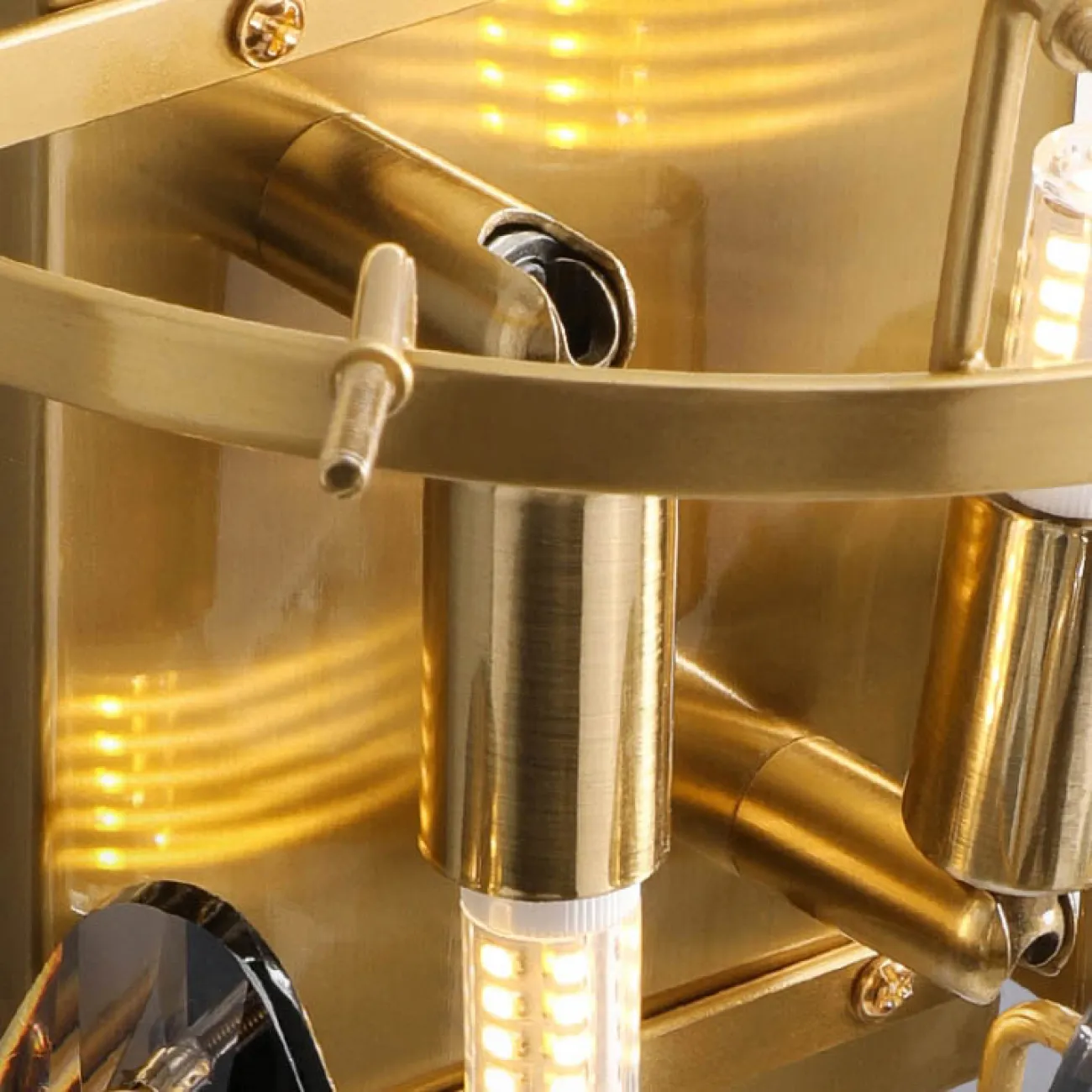 Настенный светильник из серии MARZO с подвесками в форме миндалевидных кристаллов дымчатого оттенка MARZO WALL Настенный светильник из серии MARZO с подвесками в форме миндалевидных кристаллов дымчатого оттенка MARZO WALL